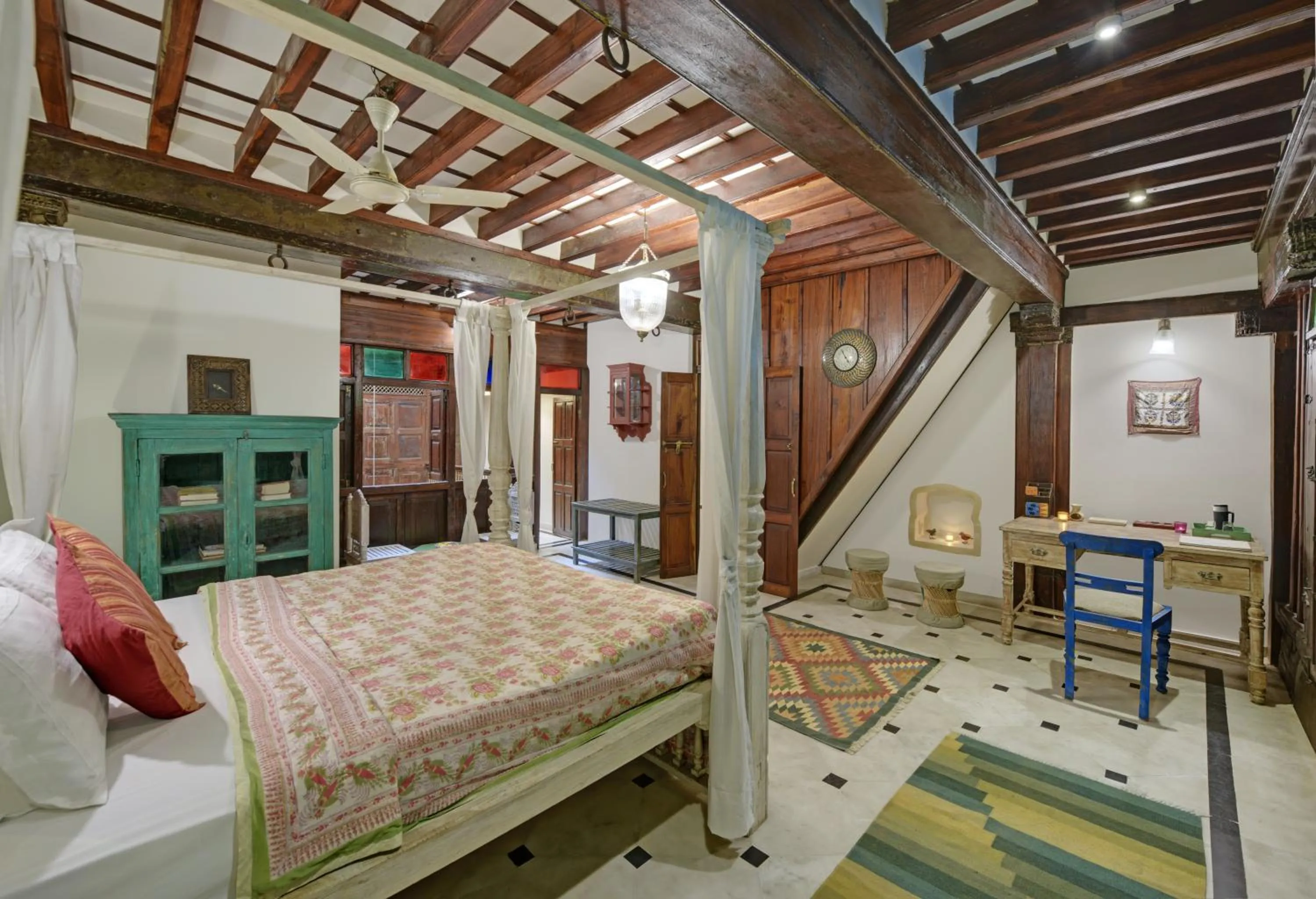 Bed in Dodhia Haveli