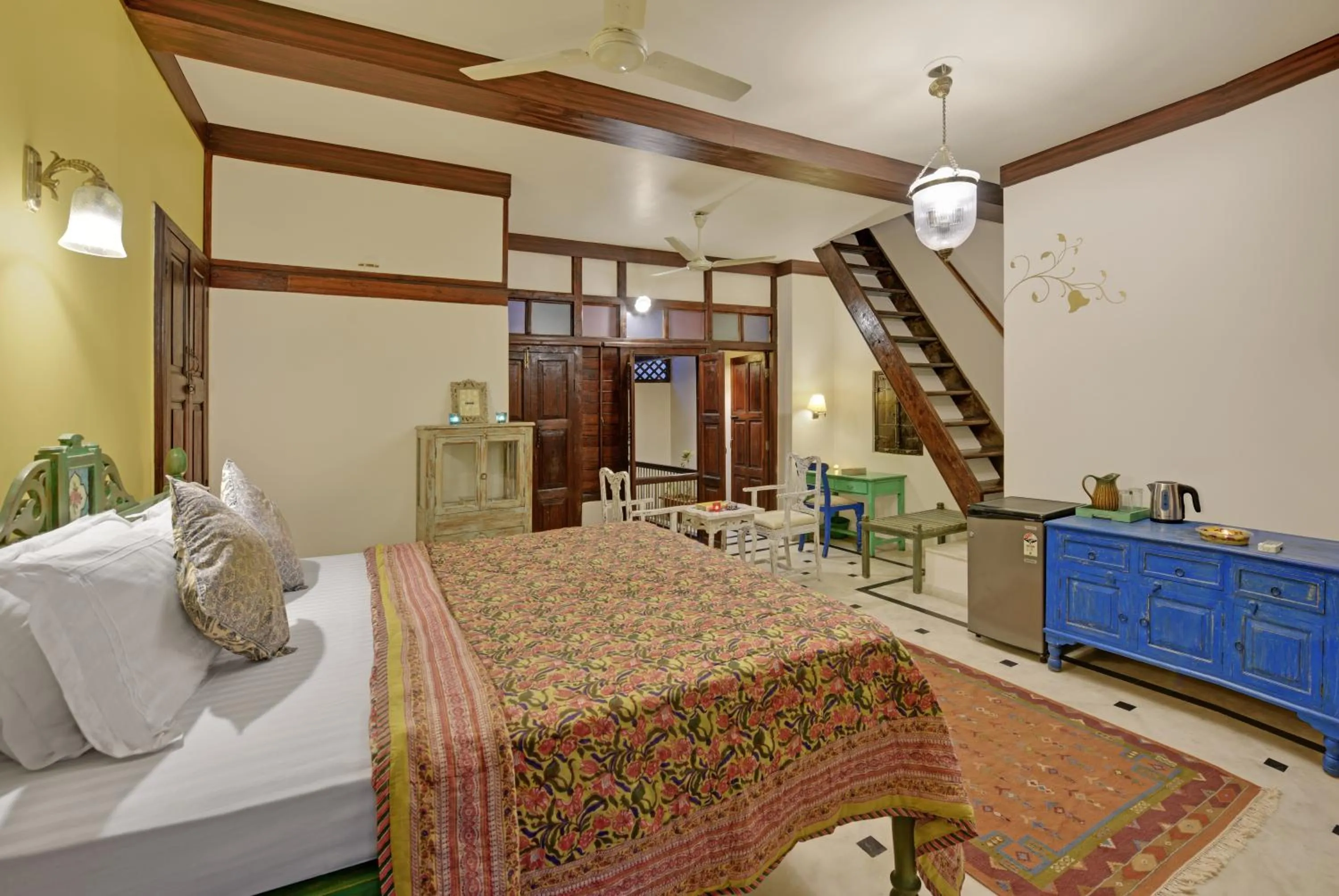 Bed in Dodhia Haveli