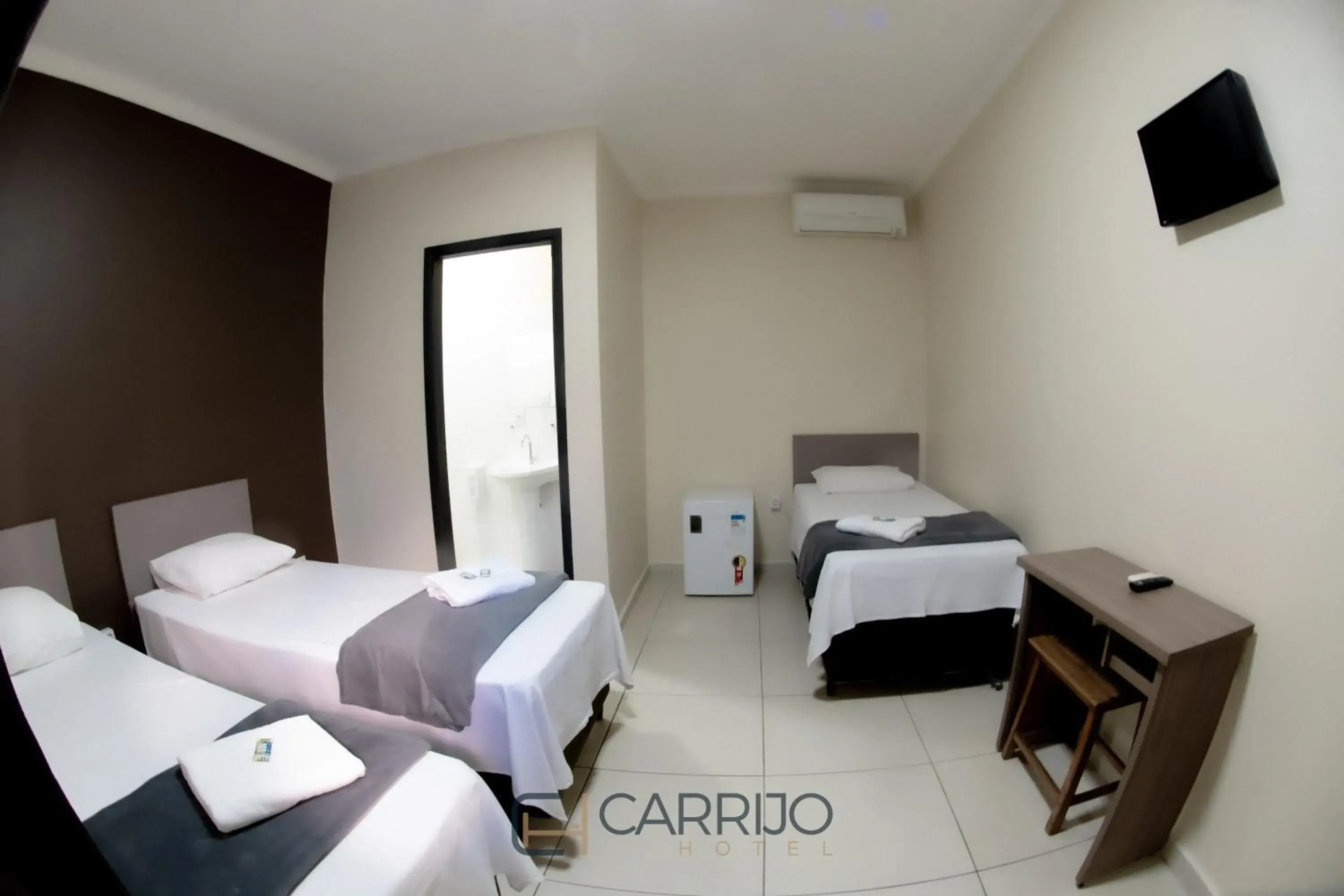 Basic Triple Room - single occupancy in Carrijo Hotel Basic Triple Room - single occupancy in Carrijo Hotel