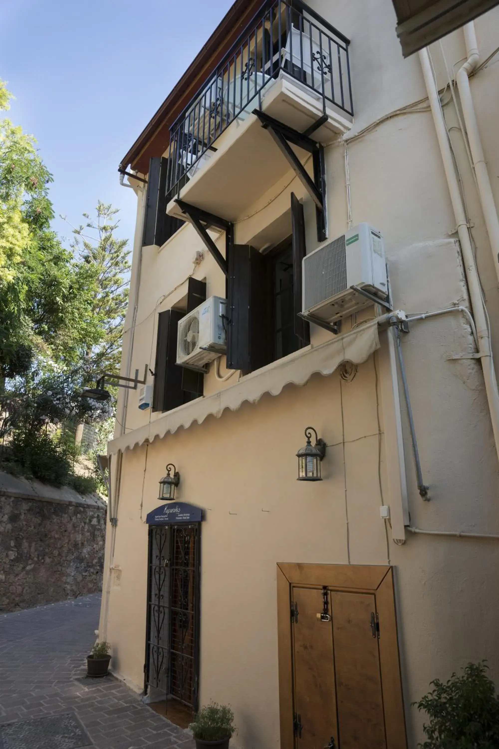 Property building in Elia Portou Rooms Property building in Elia Portou Rooms