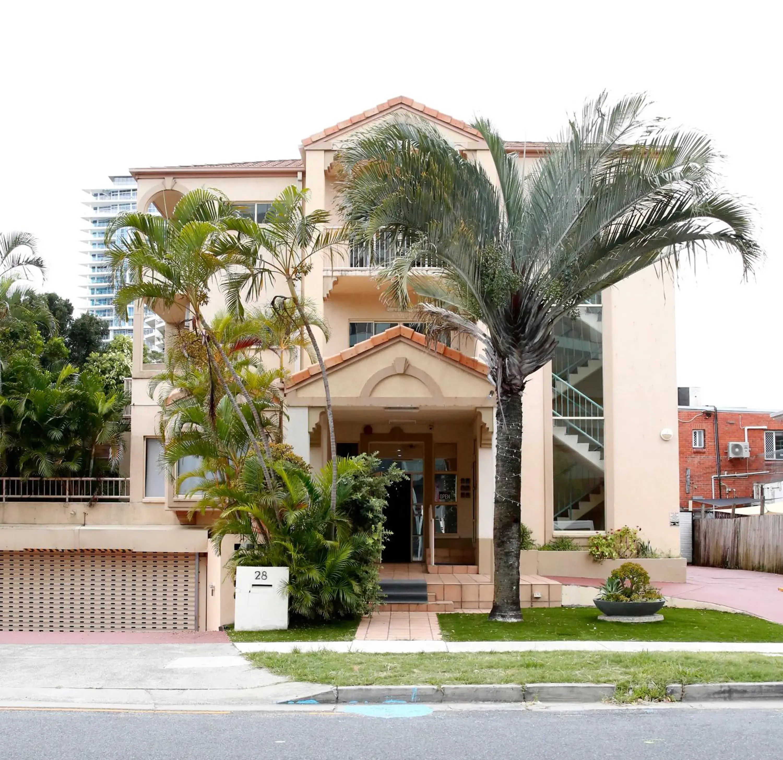 Property building in Breeze Inn Gold Coast Property building in Breeze Inn Gold Coast