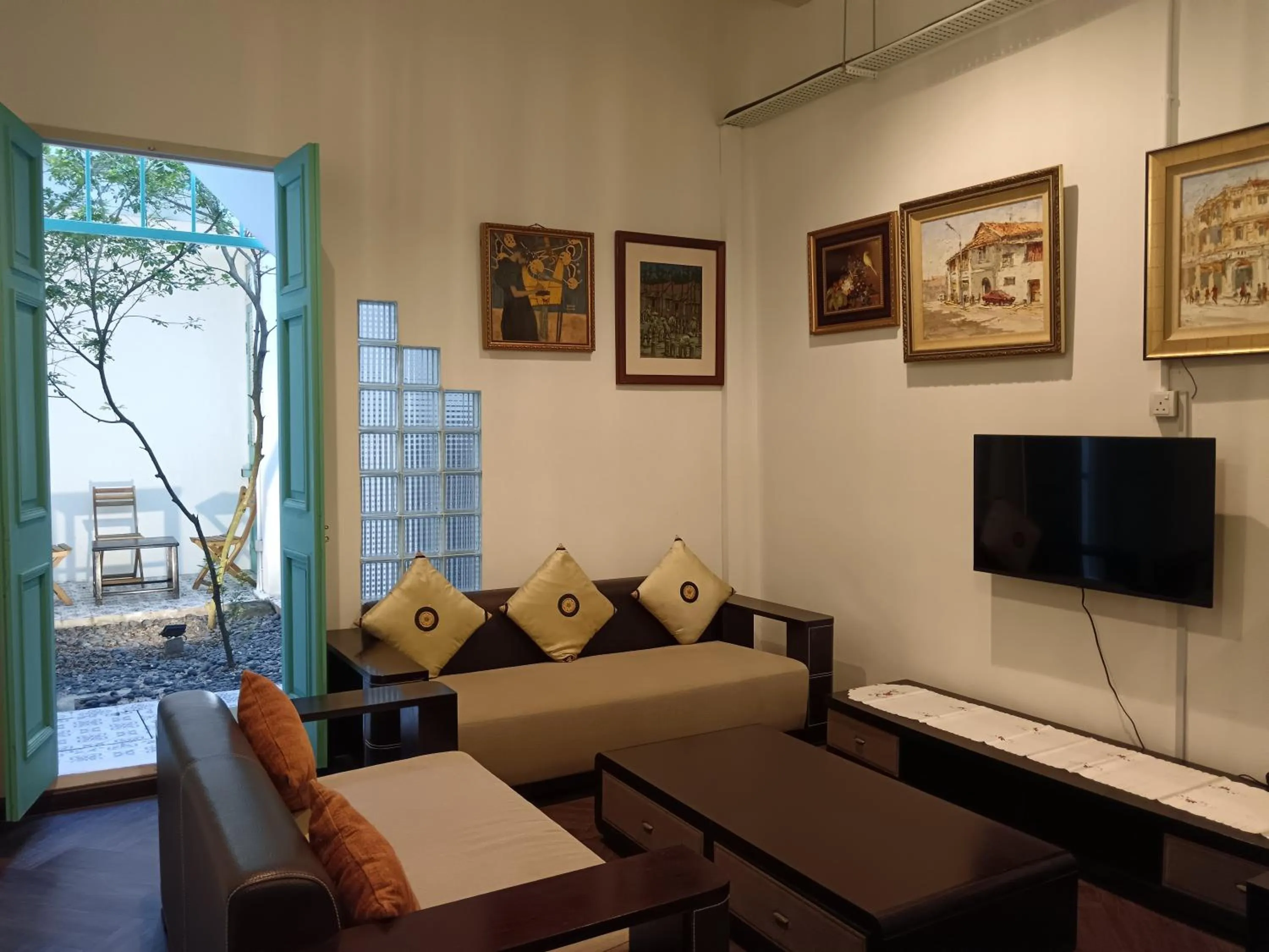 Communal lounge/ TV room in The Georgetown Green Gates