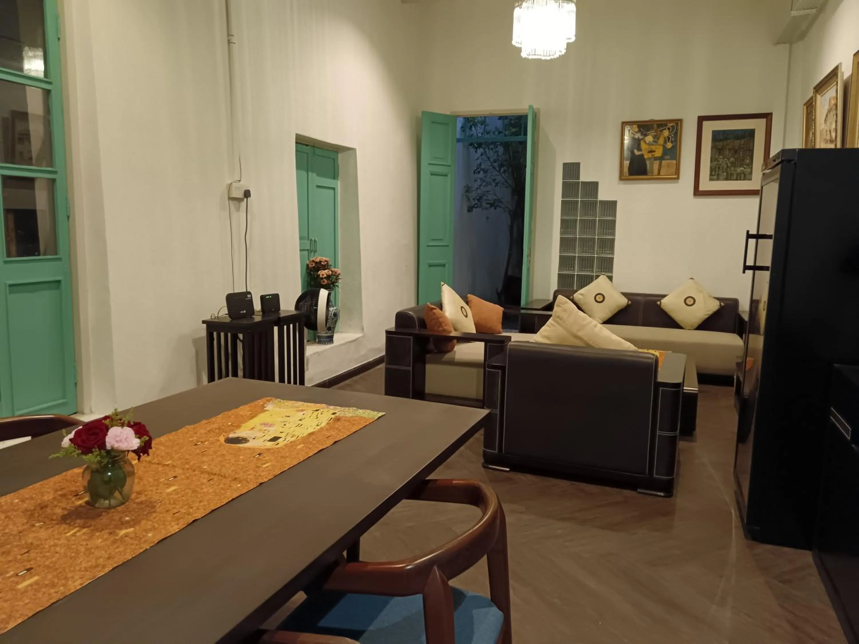 TV and multimedia in The Georgetown Green Gates