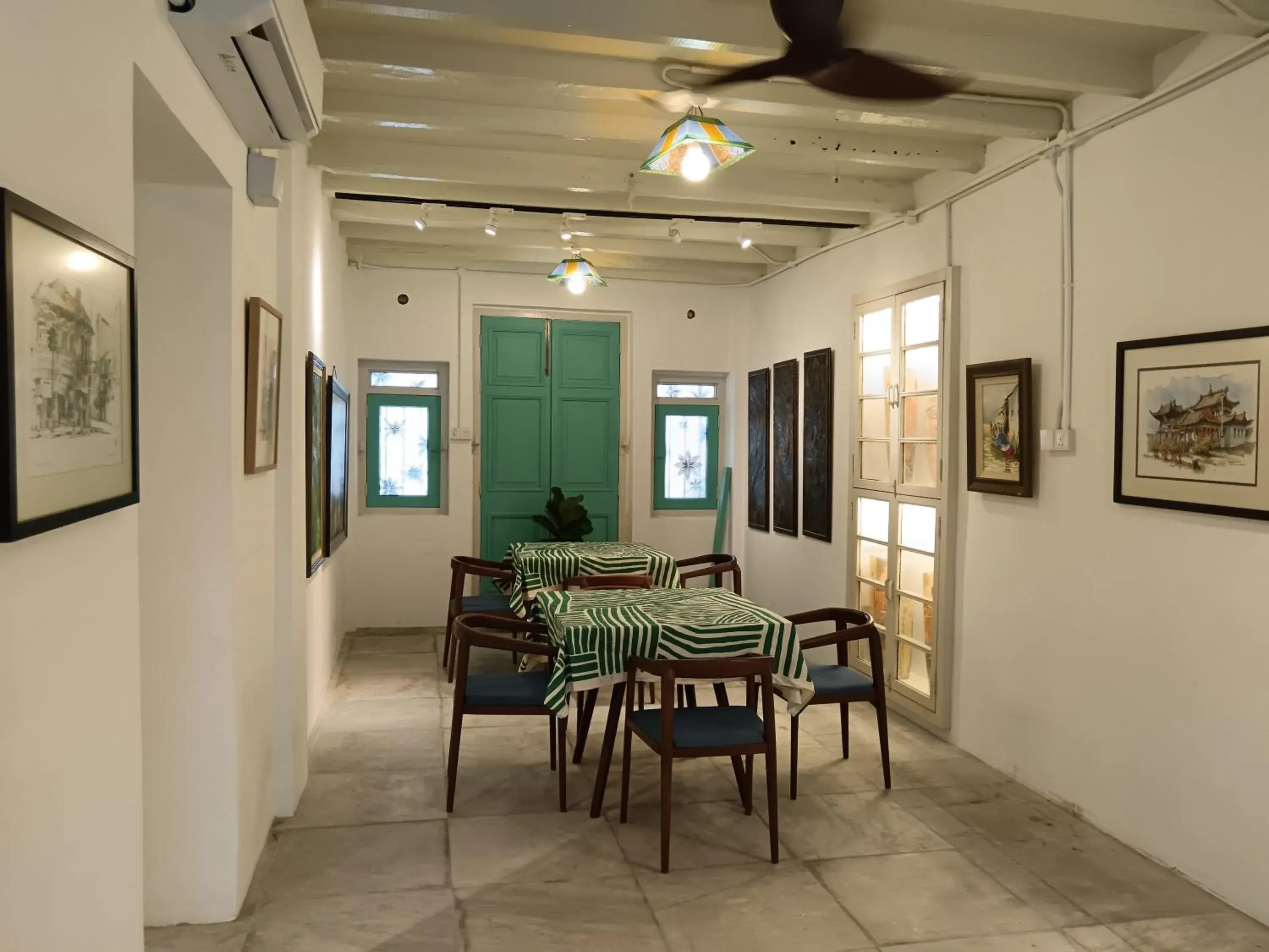 Lounge or bar in The Georgetown Green Gates Lounge or bar in The Georgetown Green Gates