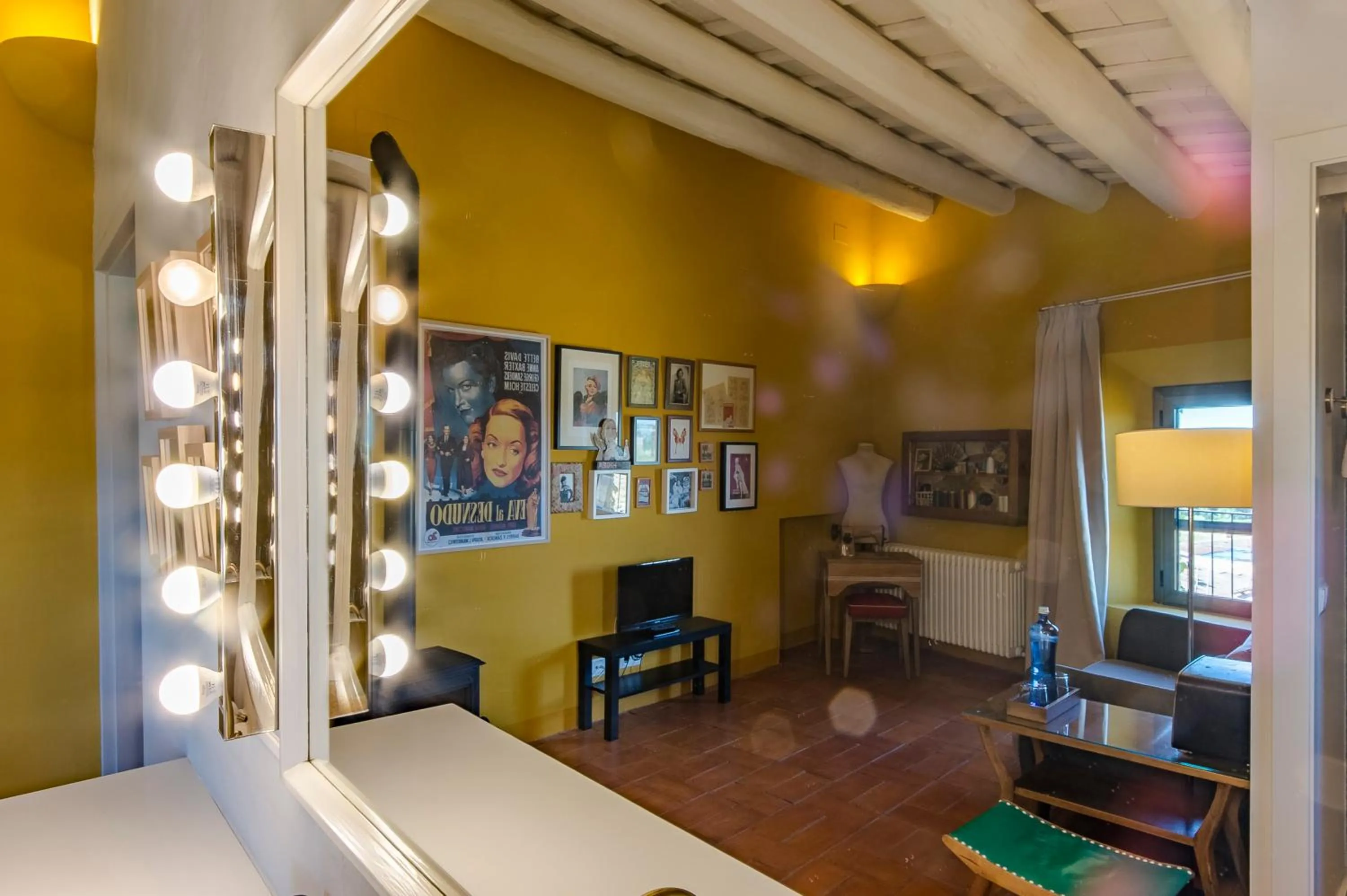 TV and multimedia, Bed in Encís d'Empordà -Adults Only-
