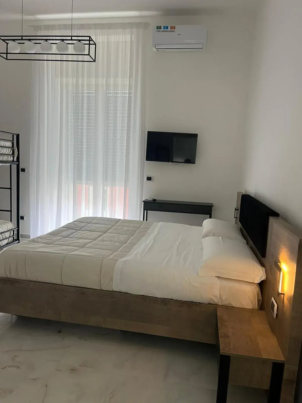 Quadruple Room in B&B Garibaldi Road Quadruple Room in B&B Garibaldi Road