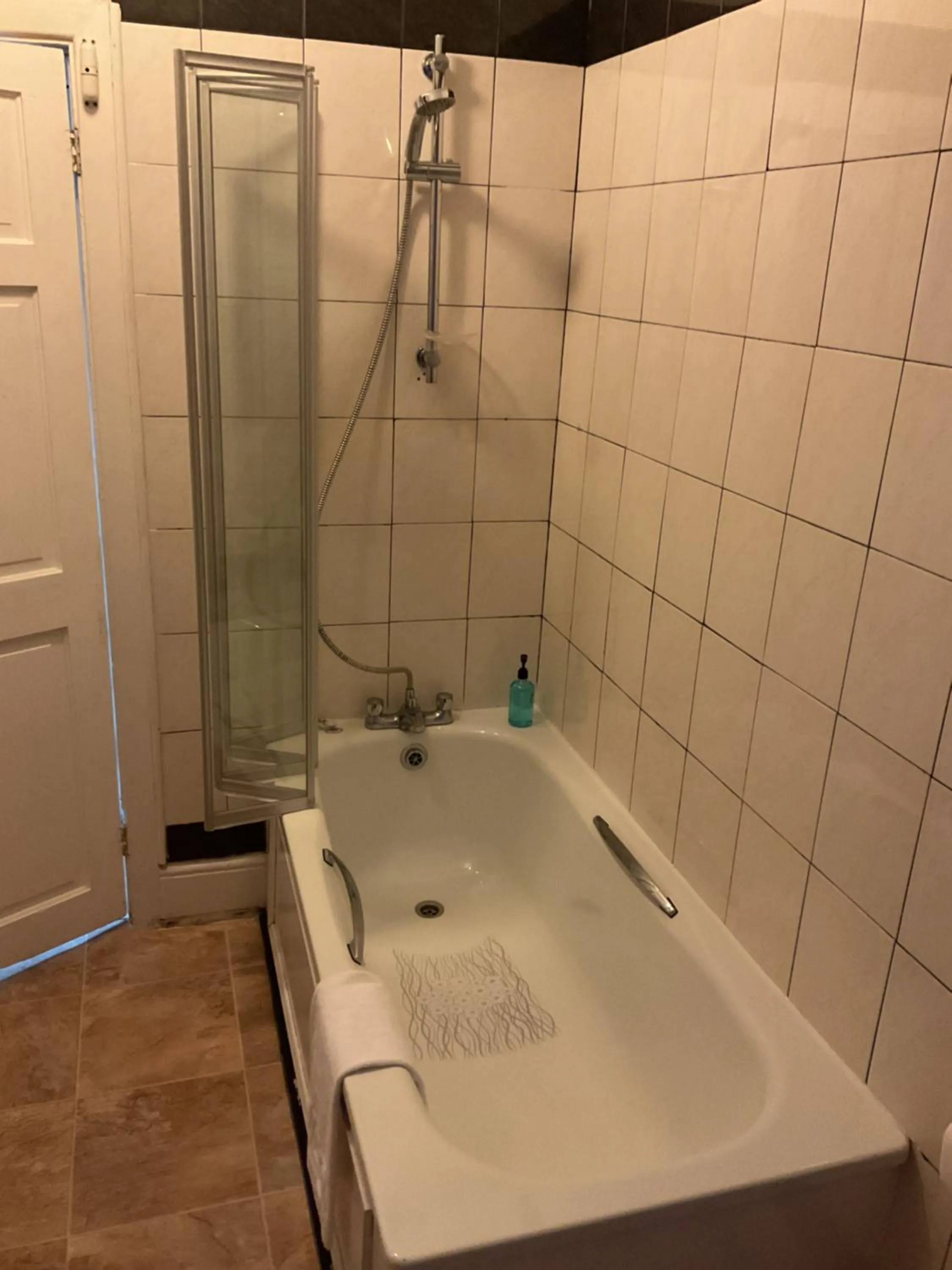 Shower in The Brentwood Hotel Porthcawl