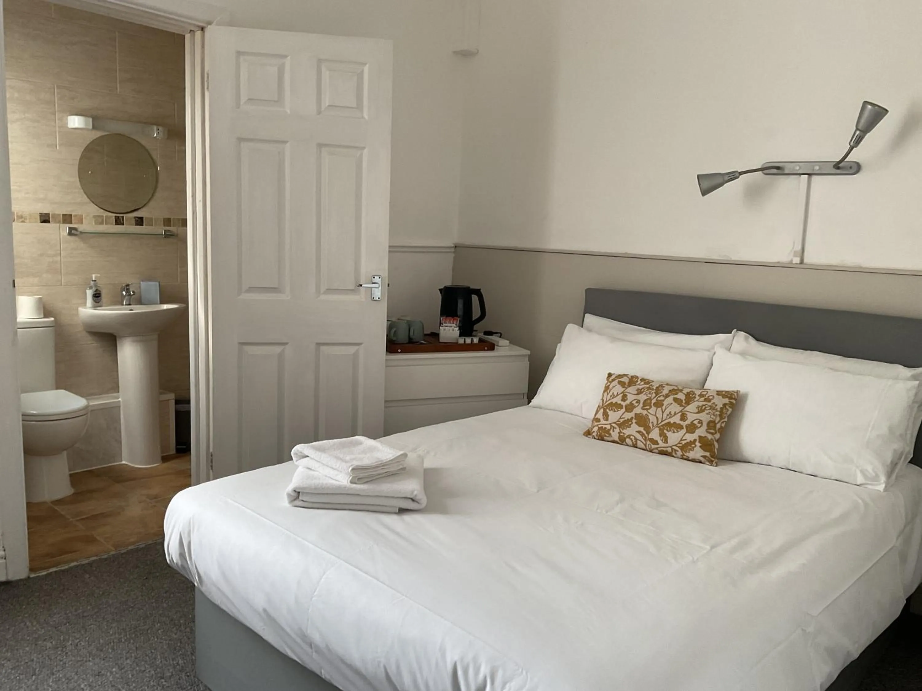 Toilet, Bed in The Brentwood Hotel Porthcawl