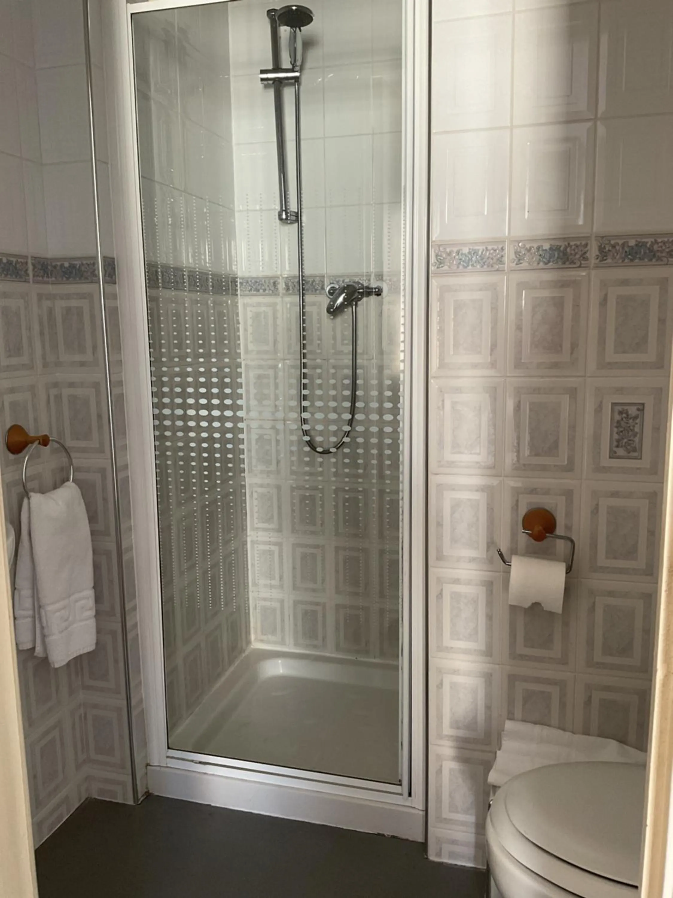Shower in The Brentwood Hotel Porthcawl
