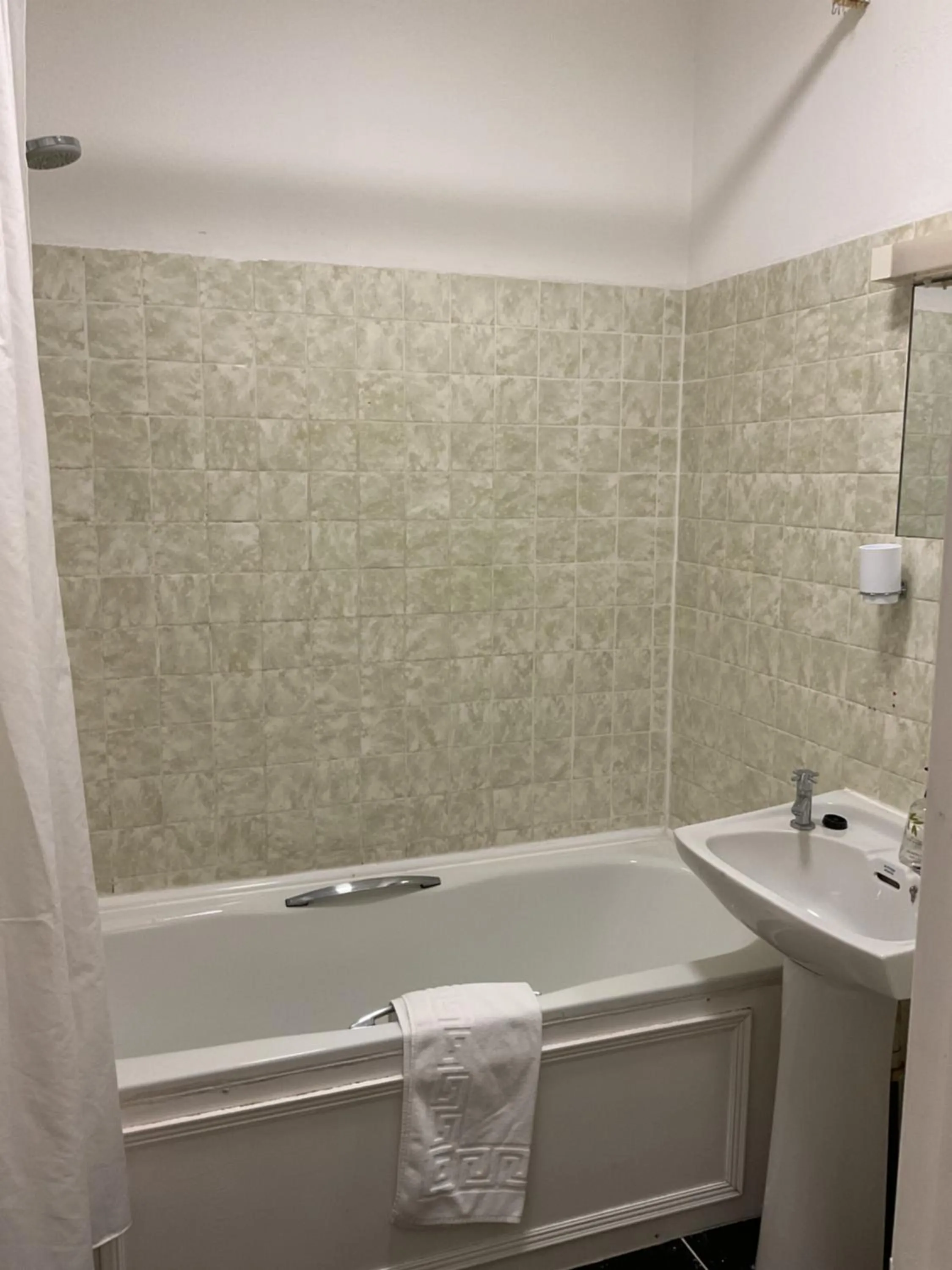 Shower in The Brentwood Hotel Porthcawl