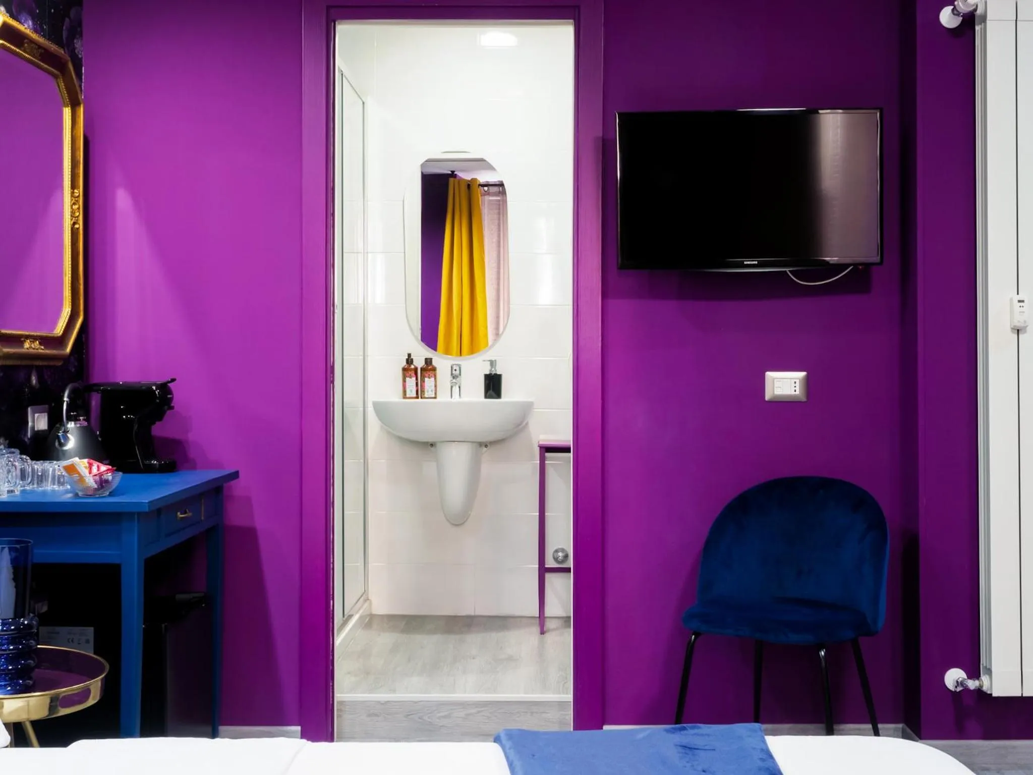 Bathroom, Bed in C'est La Vie Suites