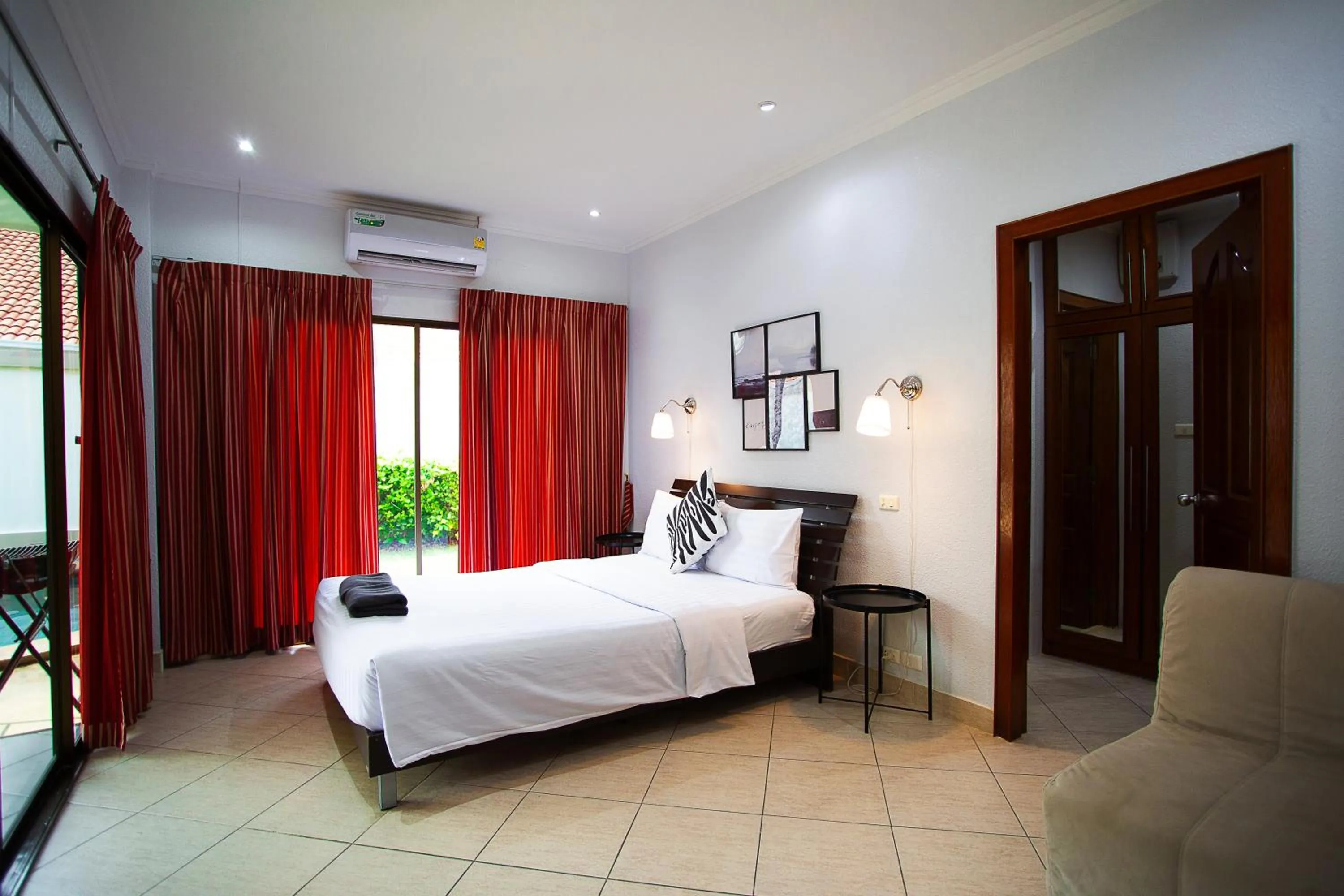 Bedroom, Bed in Tortuga Villas Pattaya