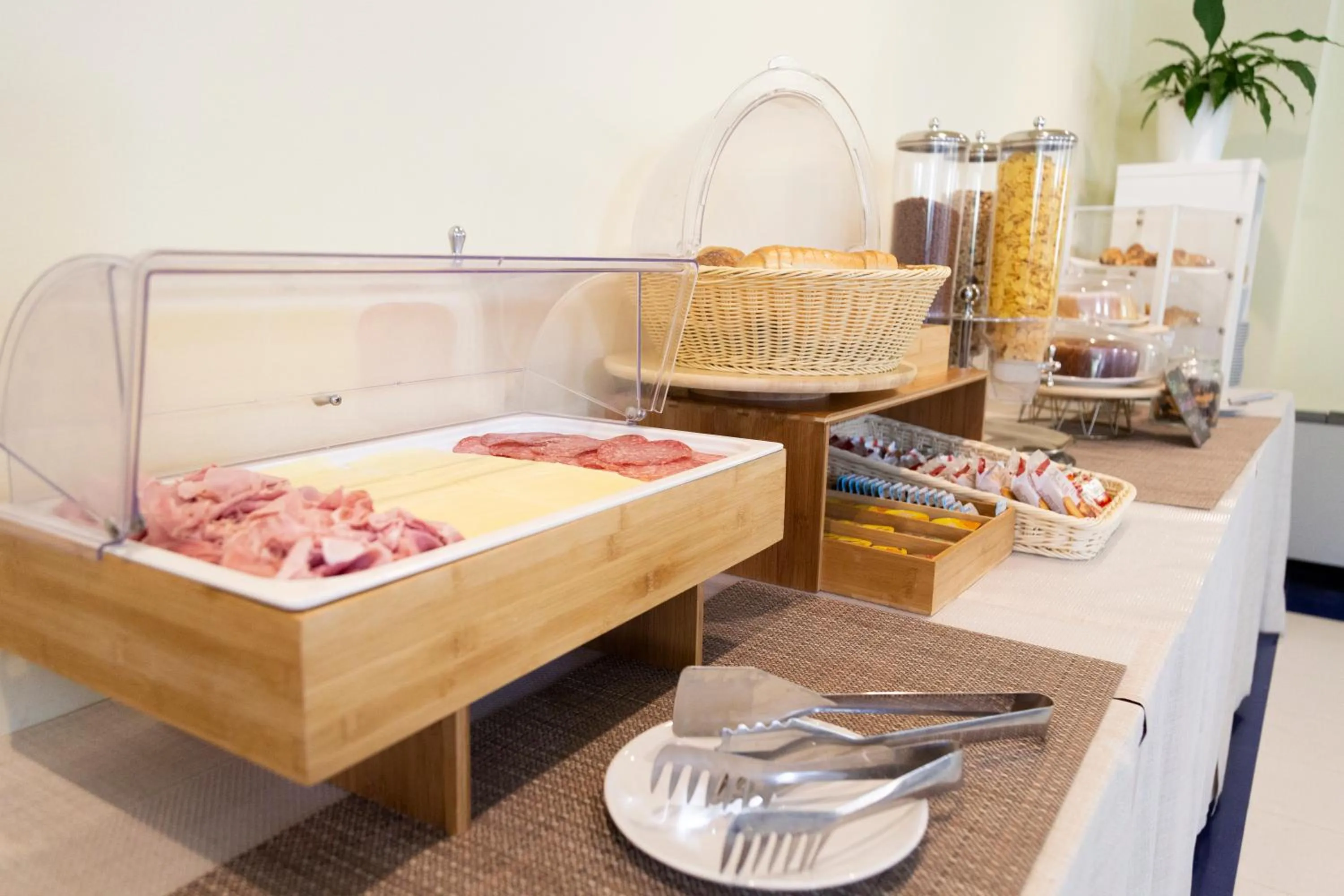 Continental breakfast in iH Hotels Milano Blu Visconti