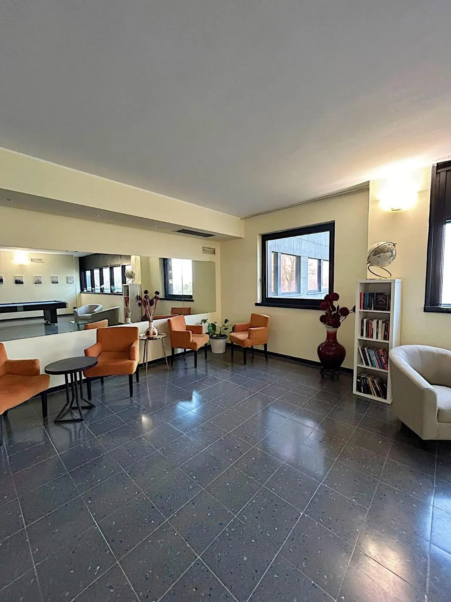 Lounge or bar in iH Hotels Milano Blu Visconti Lounge or bar in iH Hotels Milano Blu Visconti