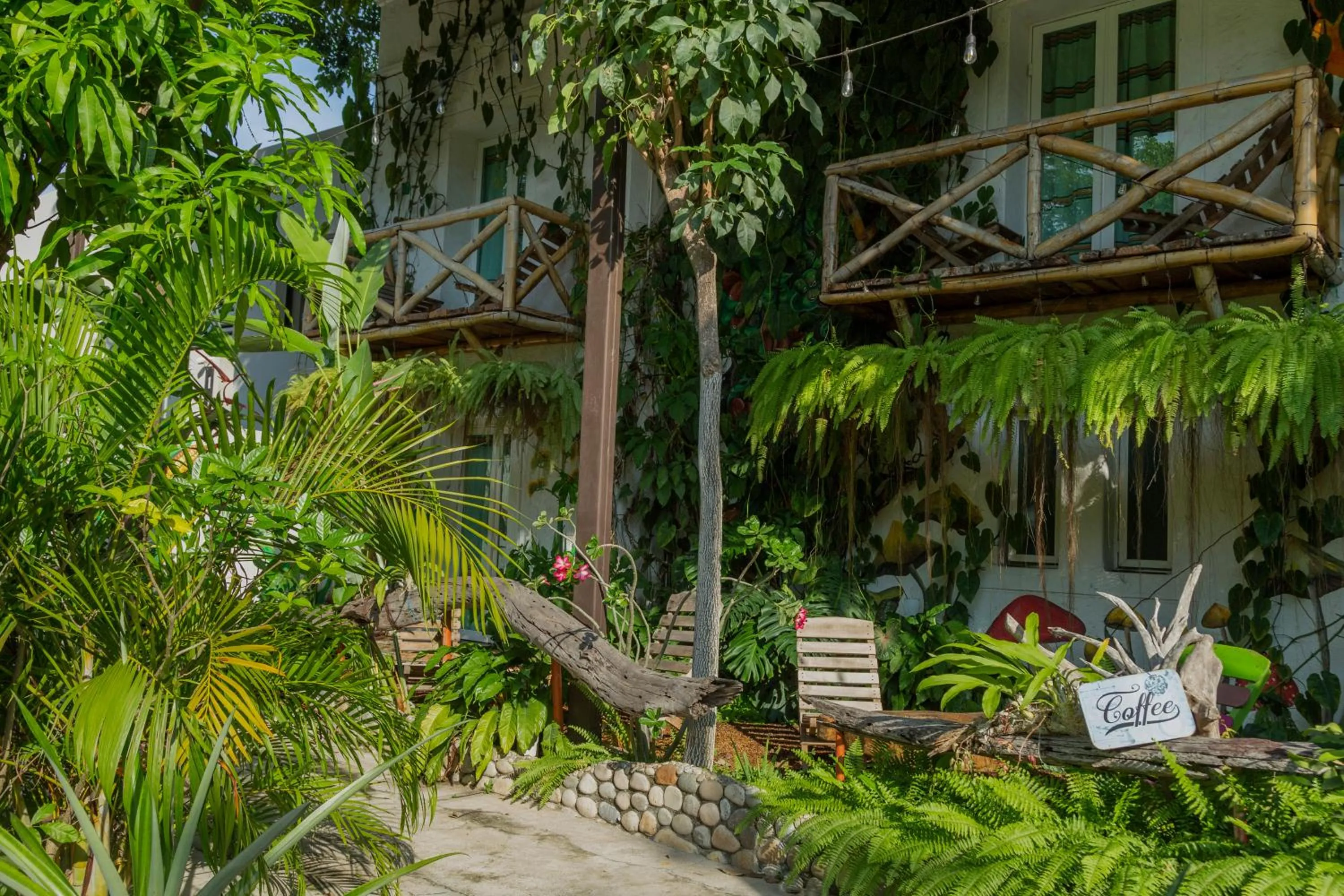Property building in Hotel Casa Lasibe Café