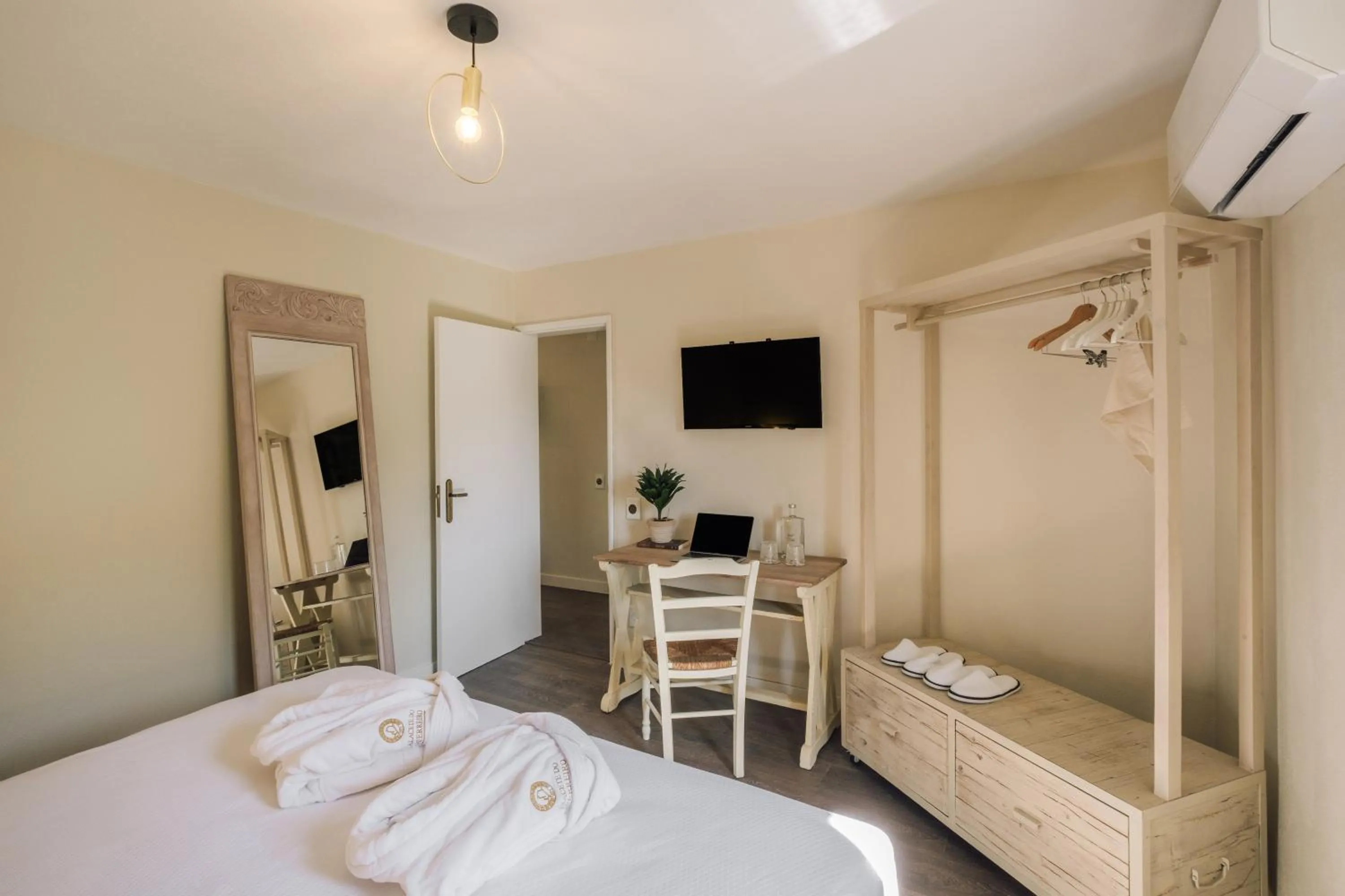 Communal lounge/ TV room, Bed in Palacete do Guerreiro Charme Hotel & SPA