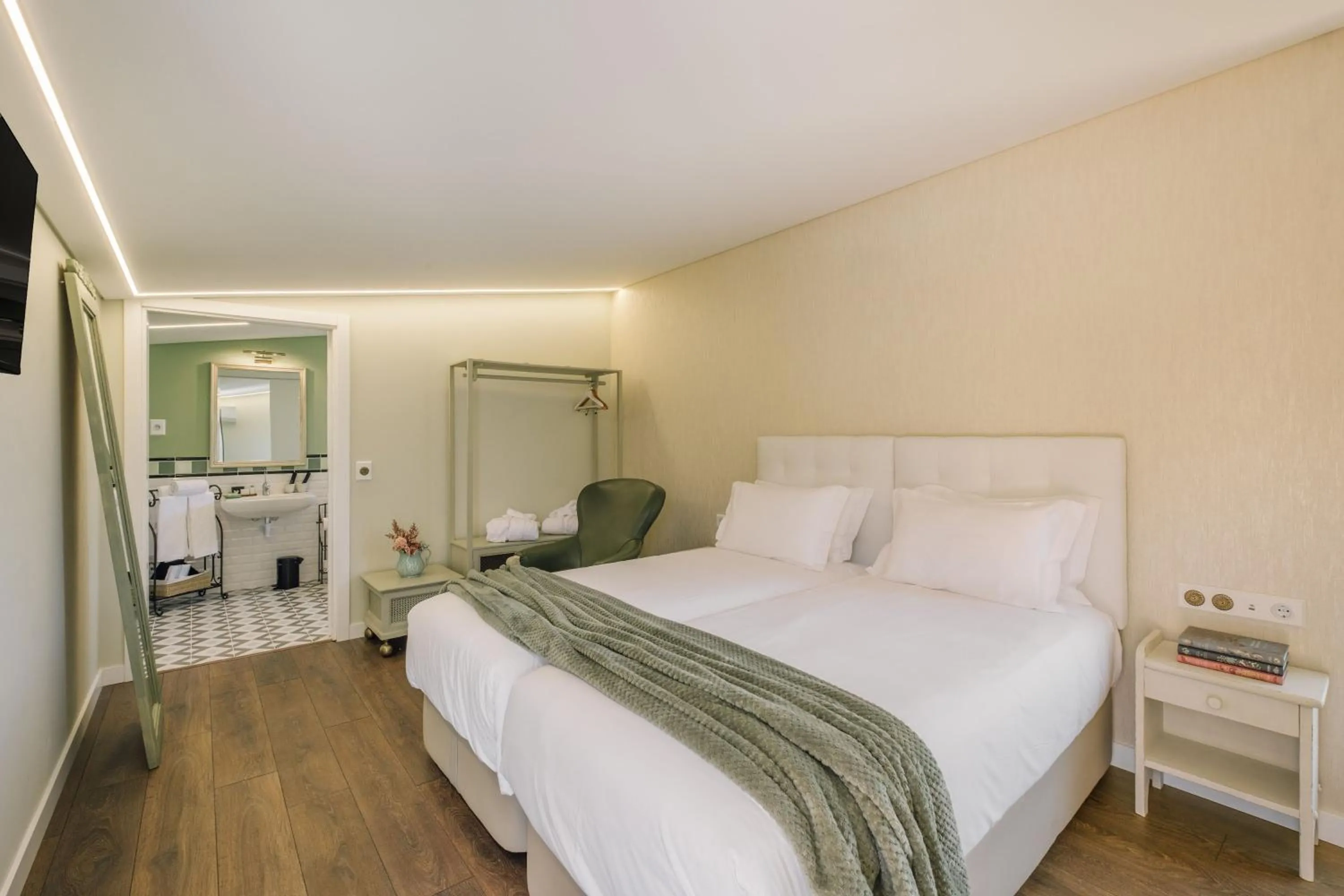 View (from property/room), Bed in Palacete do Guerreiro Charme Hotel & SPA