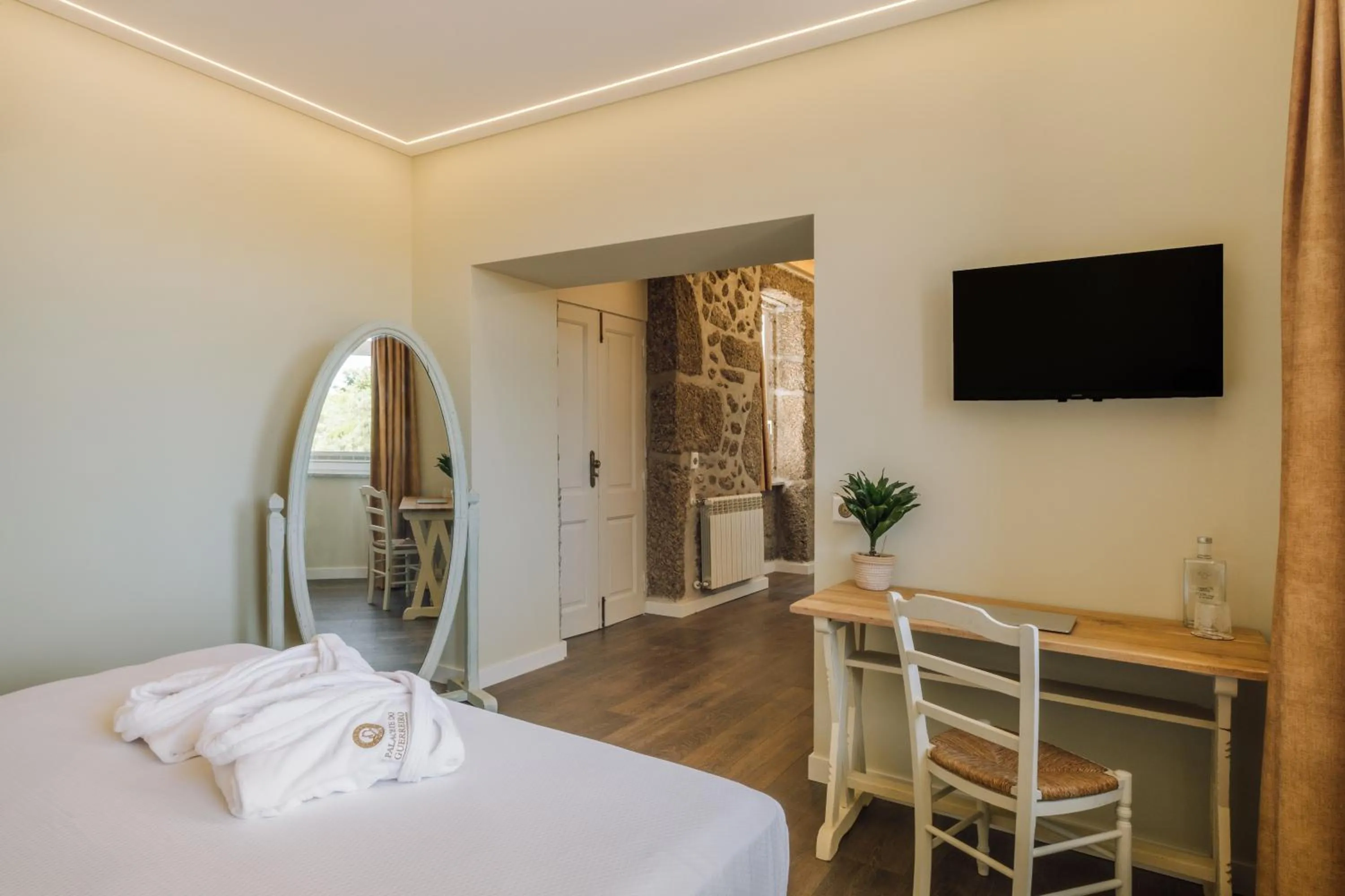 Communal lounge/ TV room, Bed in Palacete do Guerreiro Charme Hotel & SPA