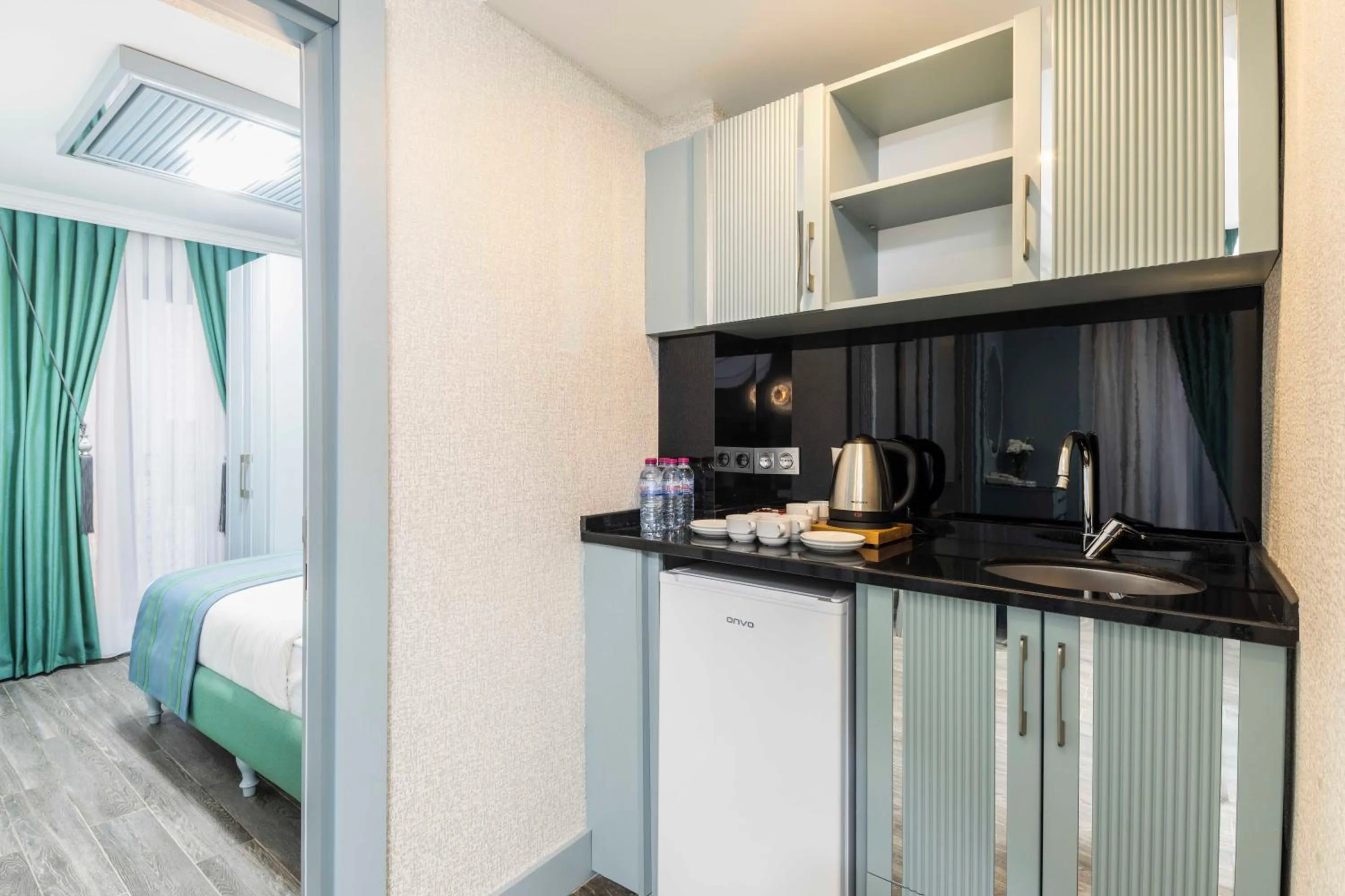 Kitchen or kitchenette, Bed in Santa Rio Gold Taxim Hotel
