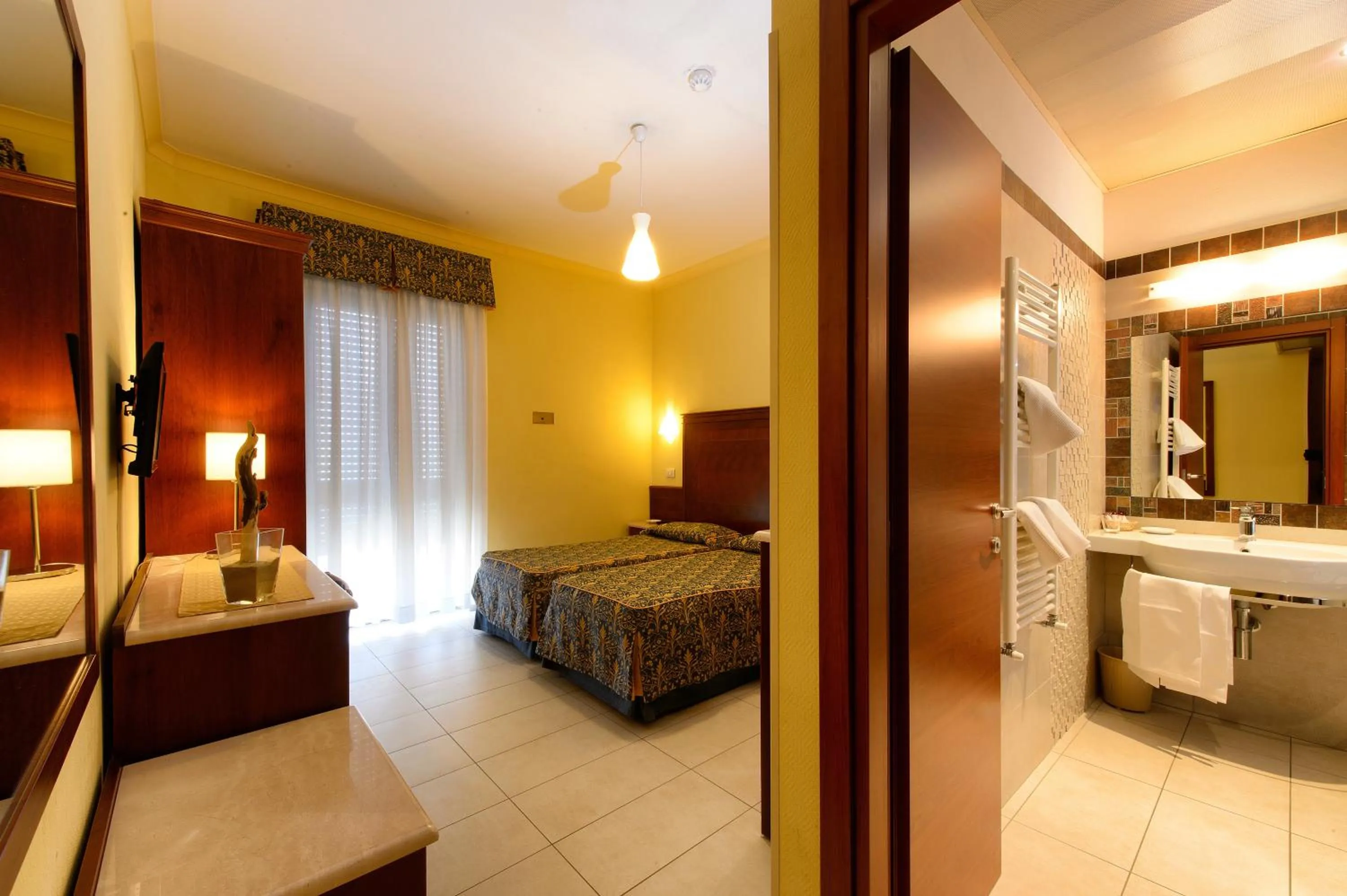 Bathroom, Bed in Hotel Capri & Residence