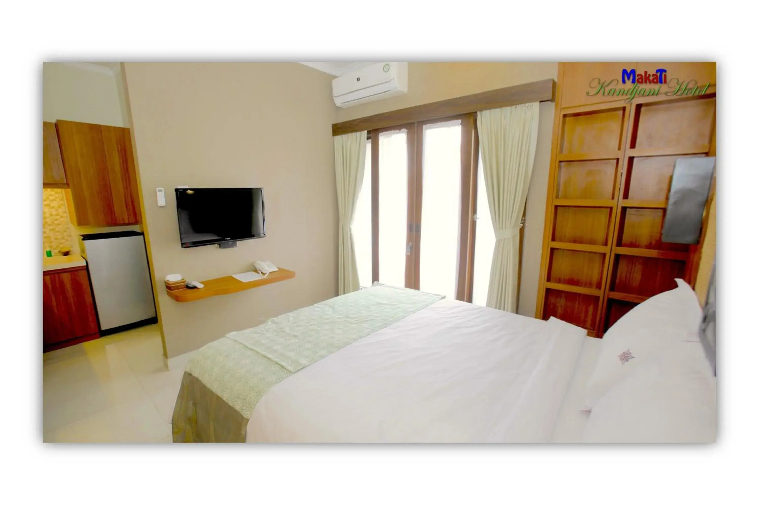 Communal lounge/ TV room, Bed in Rumah Kandjani By Makati Communal lounge/ TV room, Bed in Rumah Kandjani By Makati