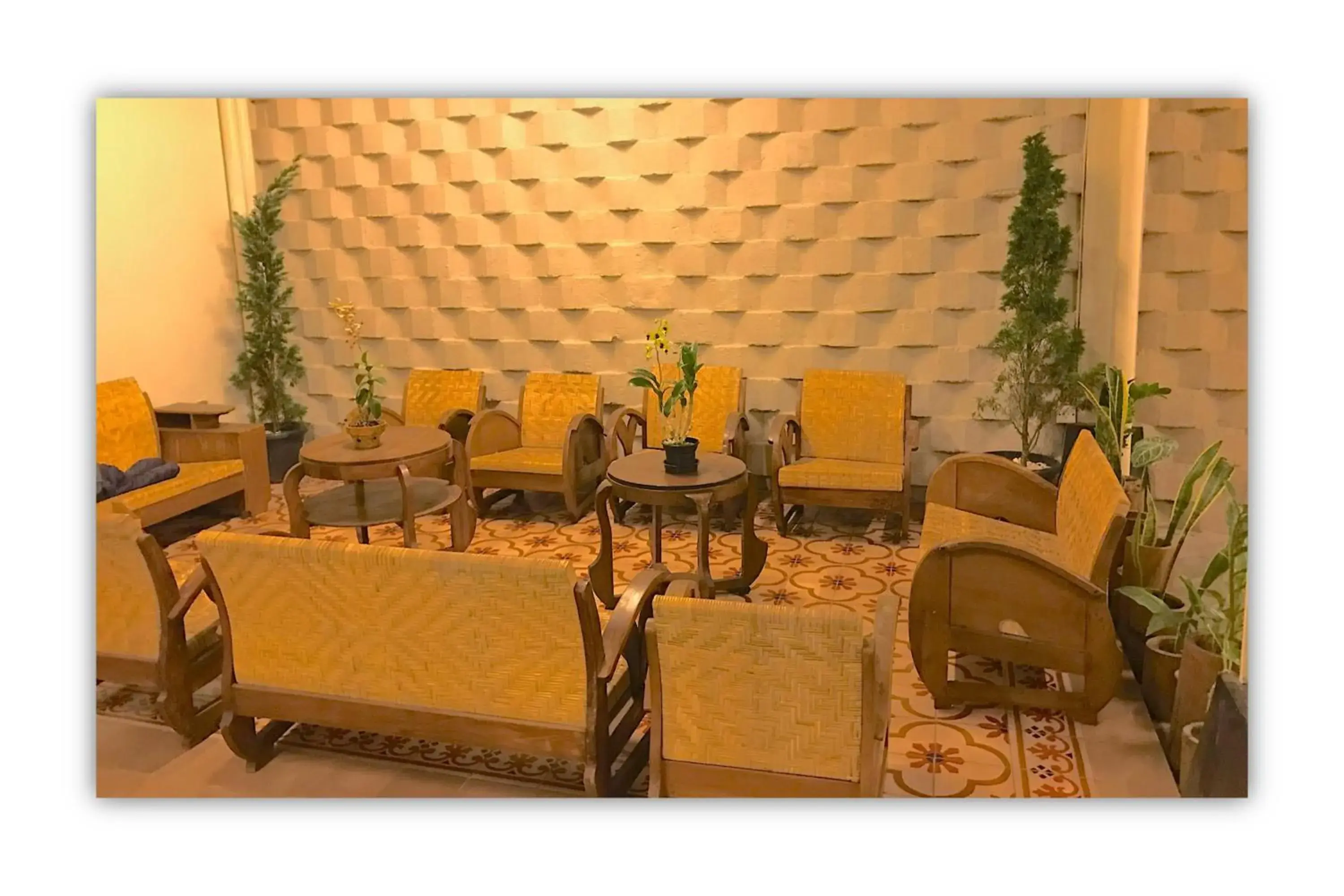 Living room in Rumah Kandjani By Makati Living room in Rumah Kandjani By Makati