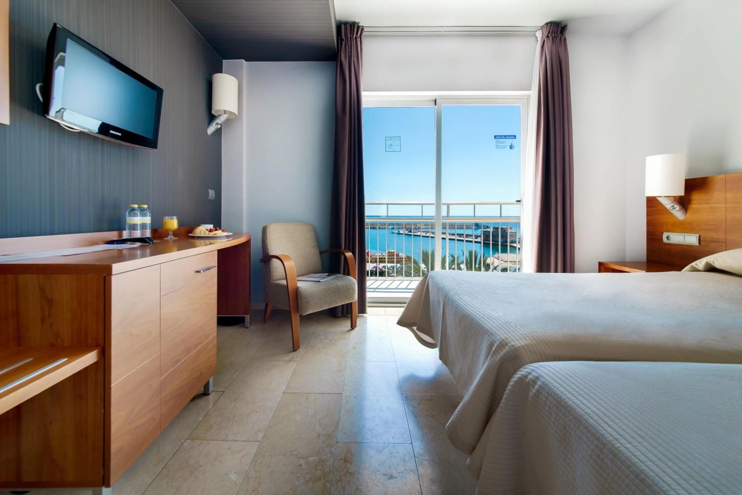 Sea view, Bed in Hotel Porto Calpe