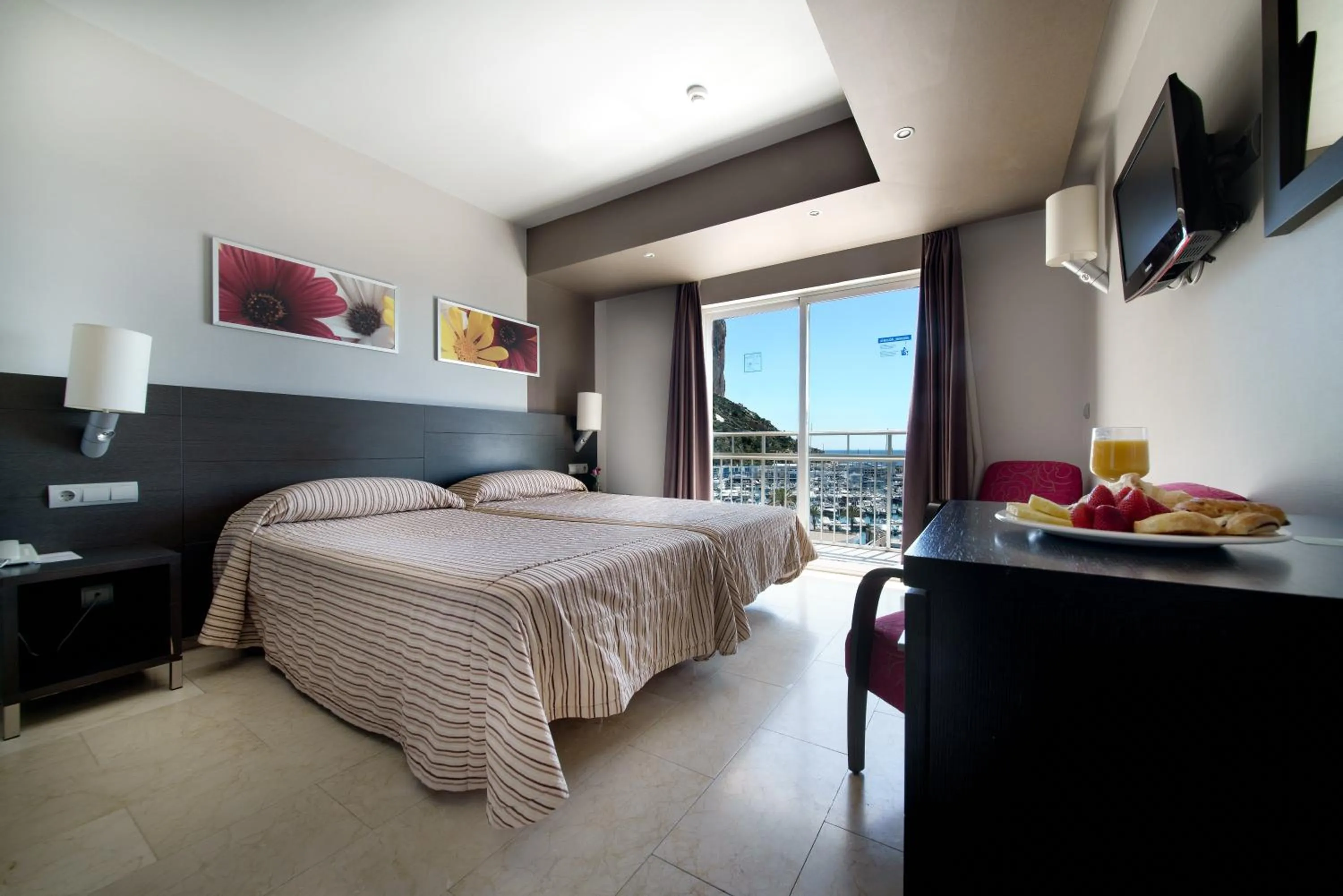 Photo of the whole room, Bed in Hotel Porto Calpe