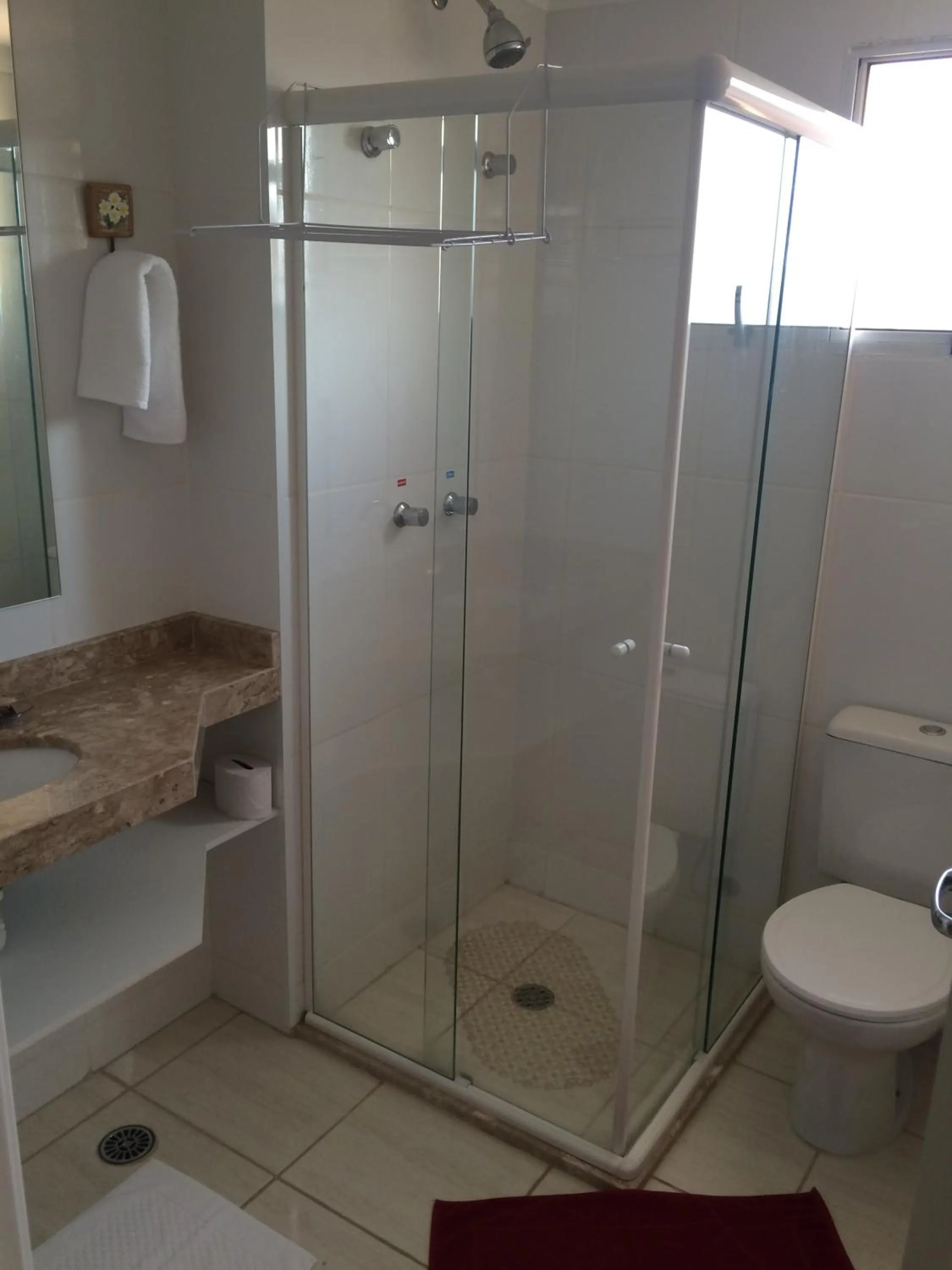 Bathroom in Flor Que Ri - Flats Mobiliados na Melhor Localização