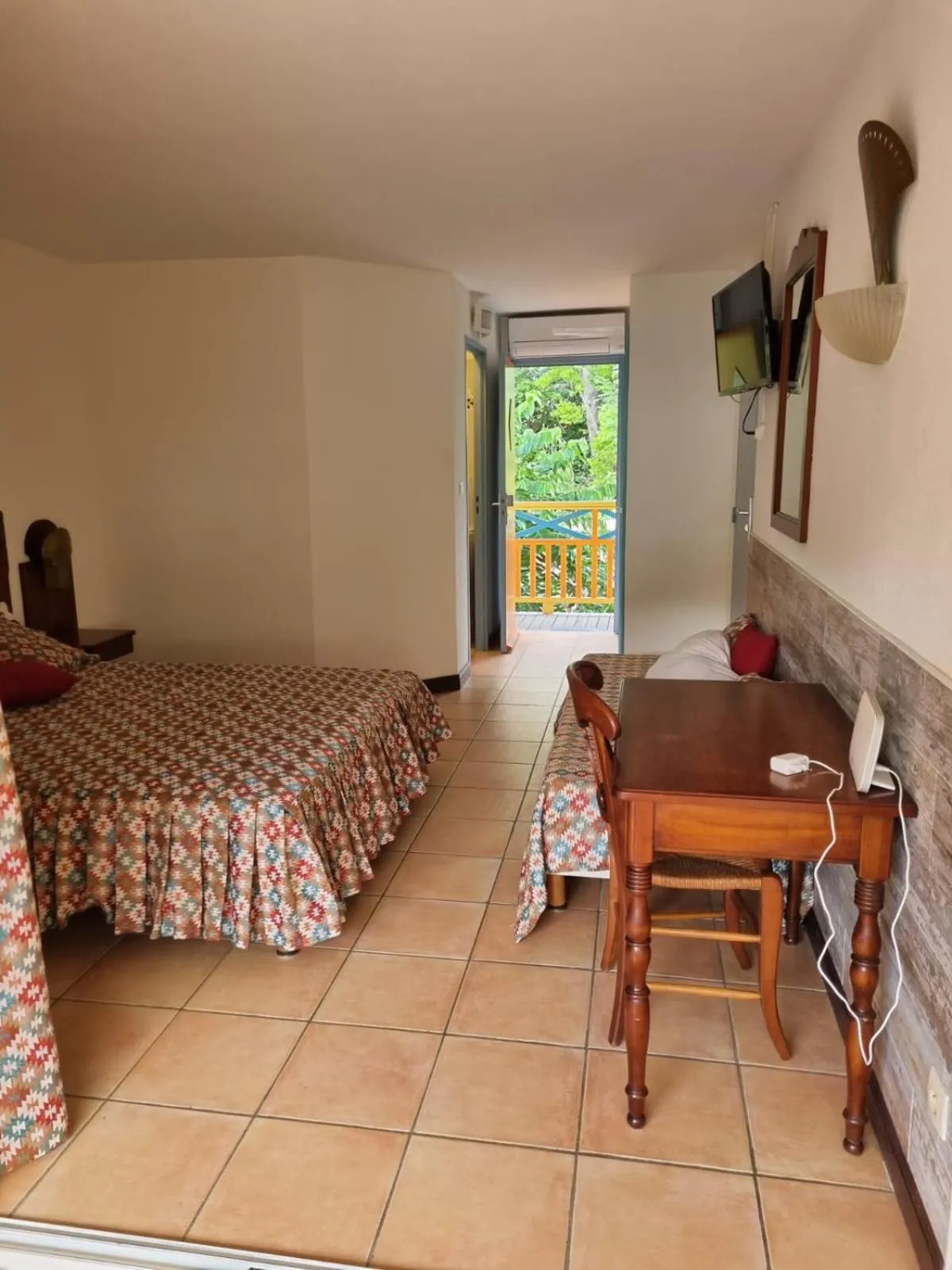 TV and multimedia, Bed in Le Mahogany Rouge