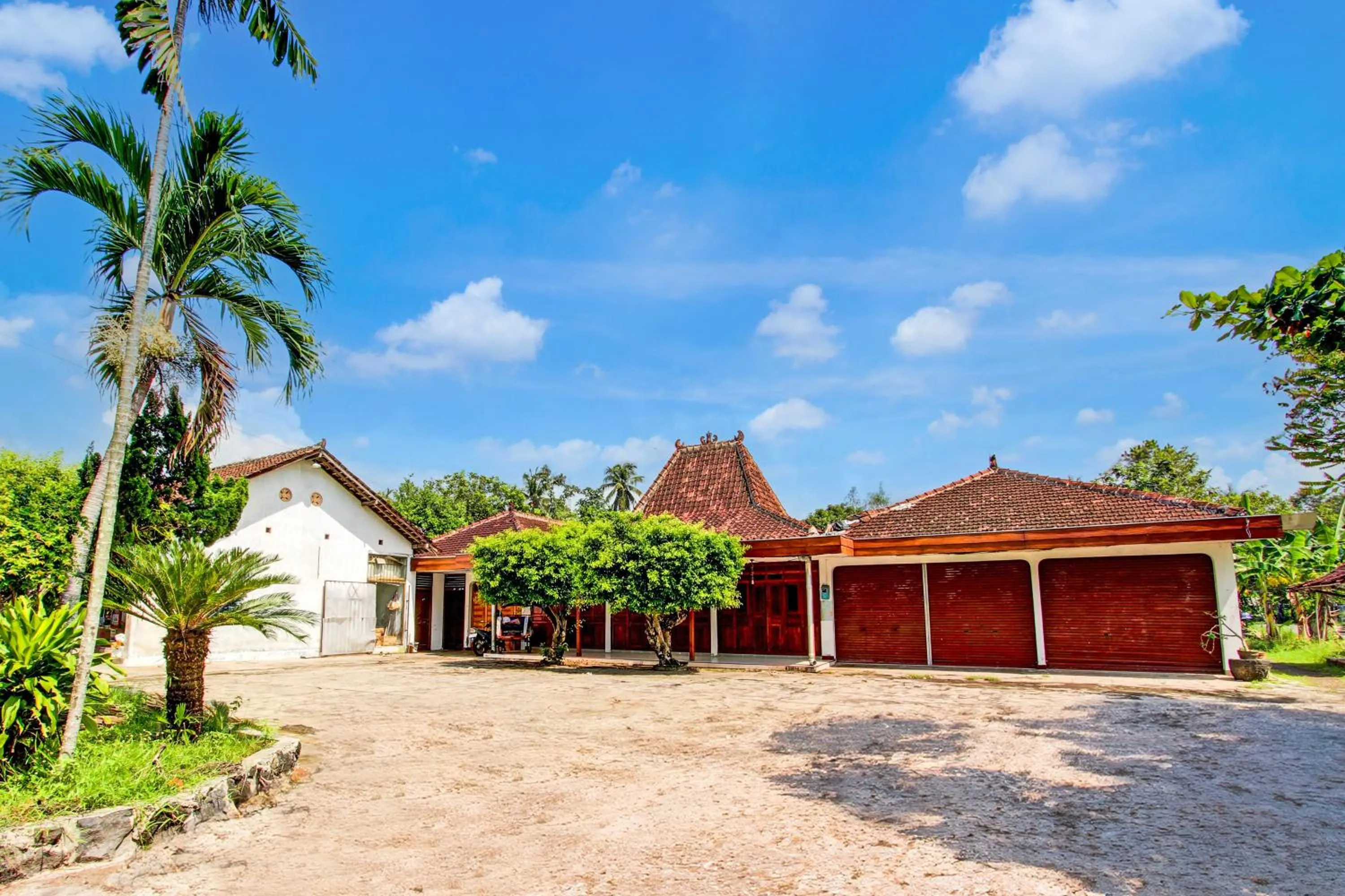 Facade/entrance in Hotel O Joglo Menoreh Resto & Homestay