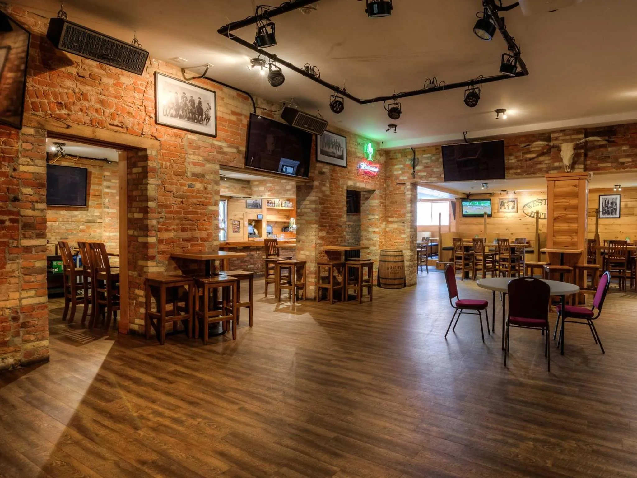 Restaurant/places to eat in Western Hotel & Executive Suites