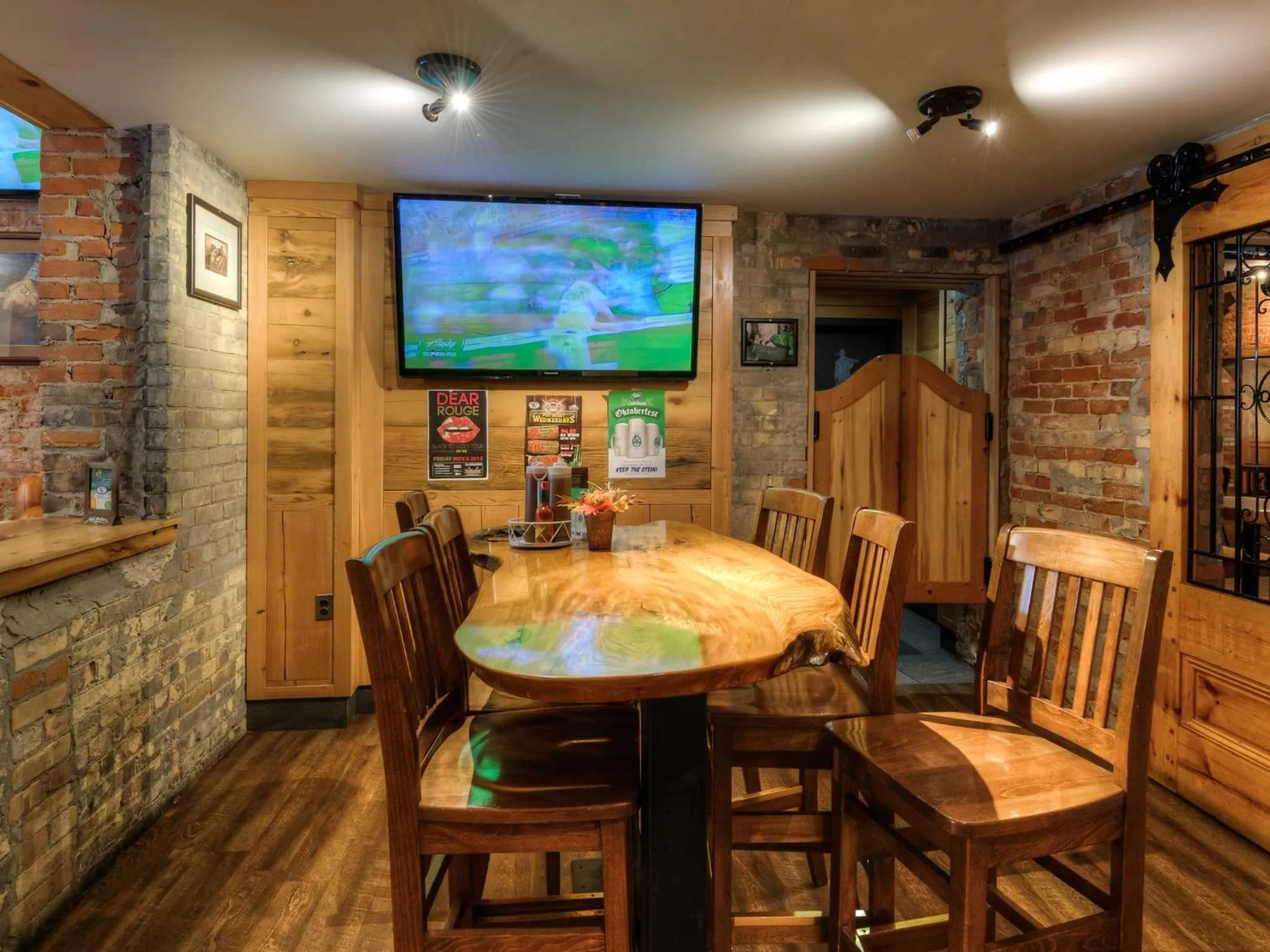 Restaurant/places to eat in Western Hotel & Executive Suites