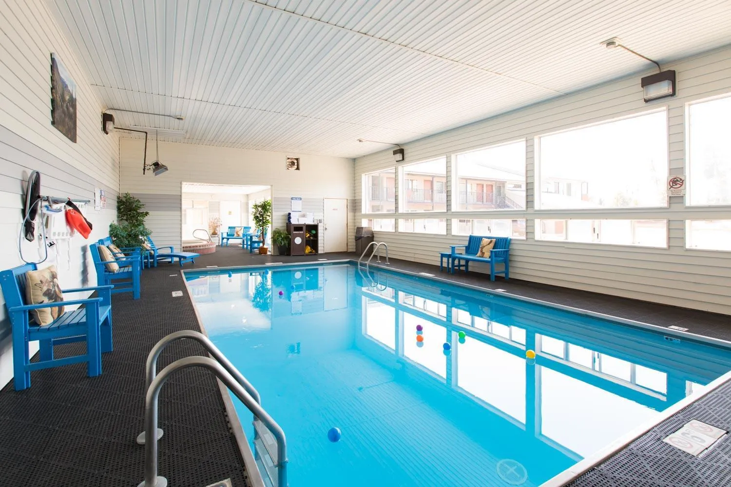 Swimming pool in Crosswinds Inn