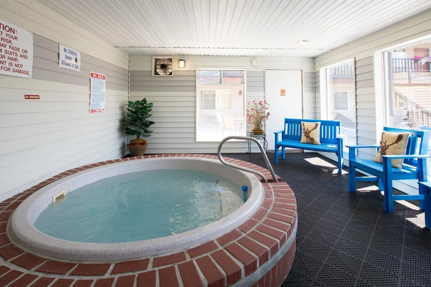 Swimming pool in Crosswinds Inn