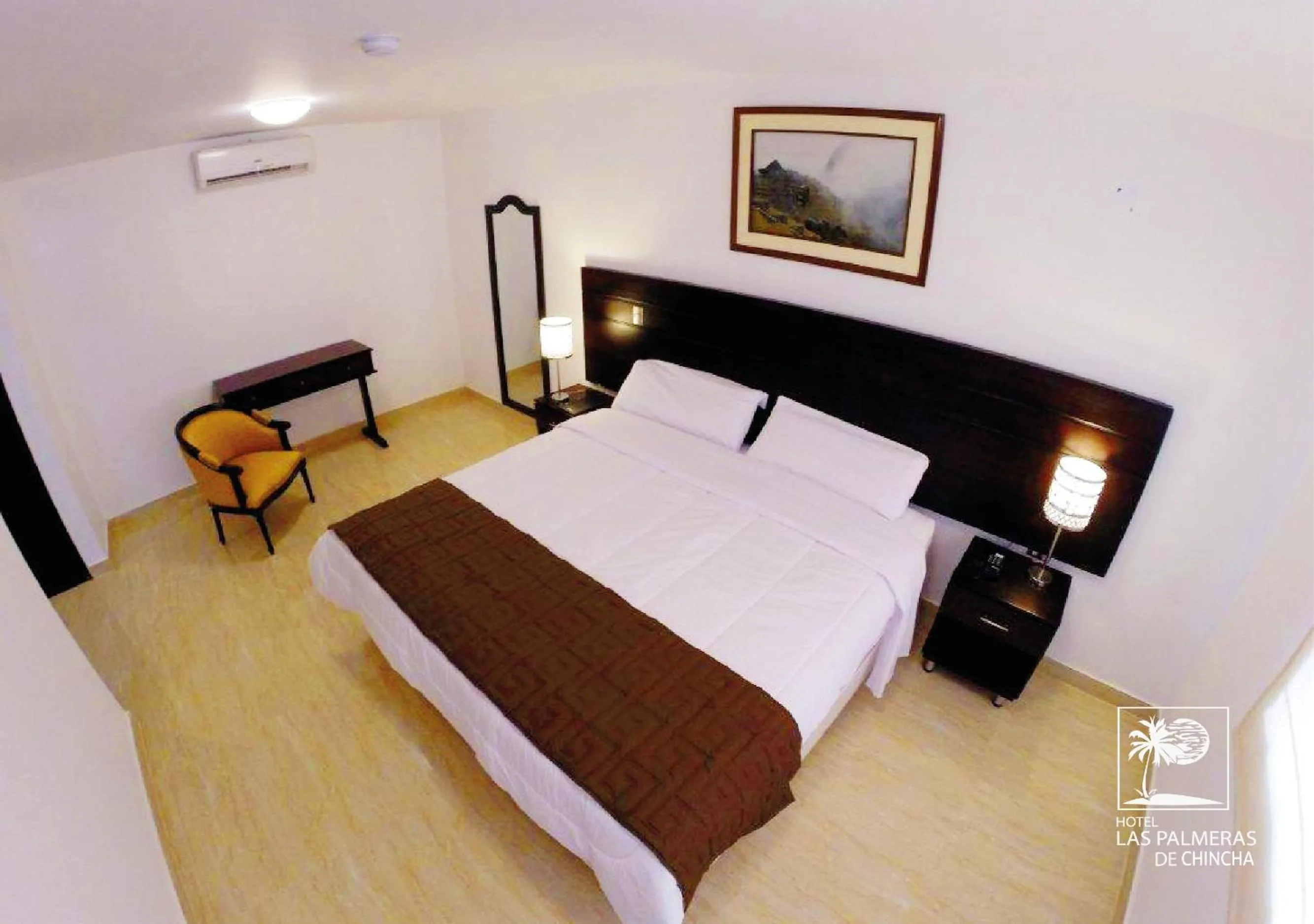 Photo of the whole room, Bed in Qallwa Chincha