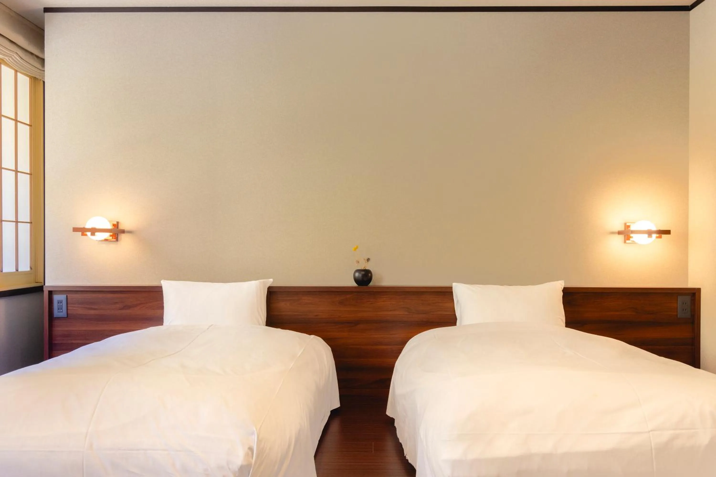 Photo of the whole room, Bed in Shikishimaso