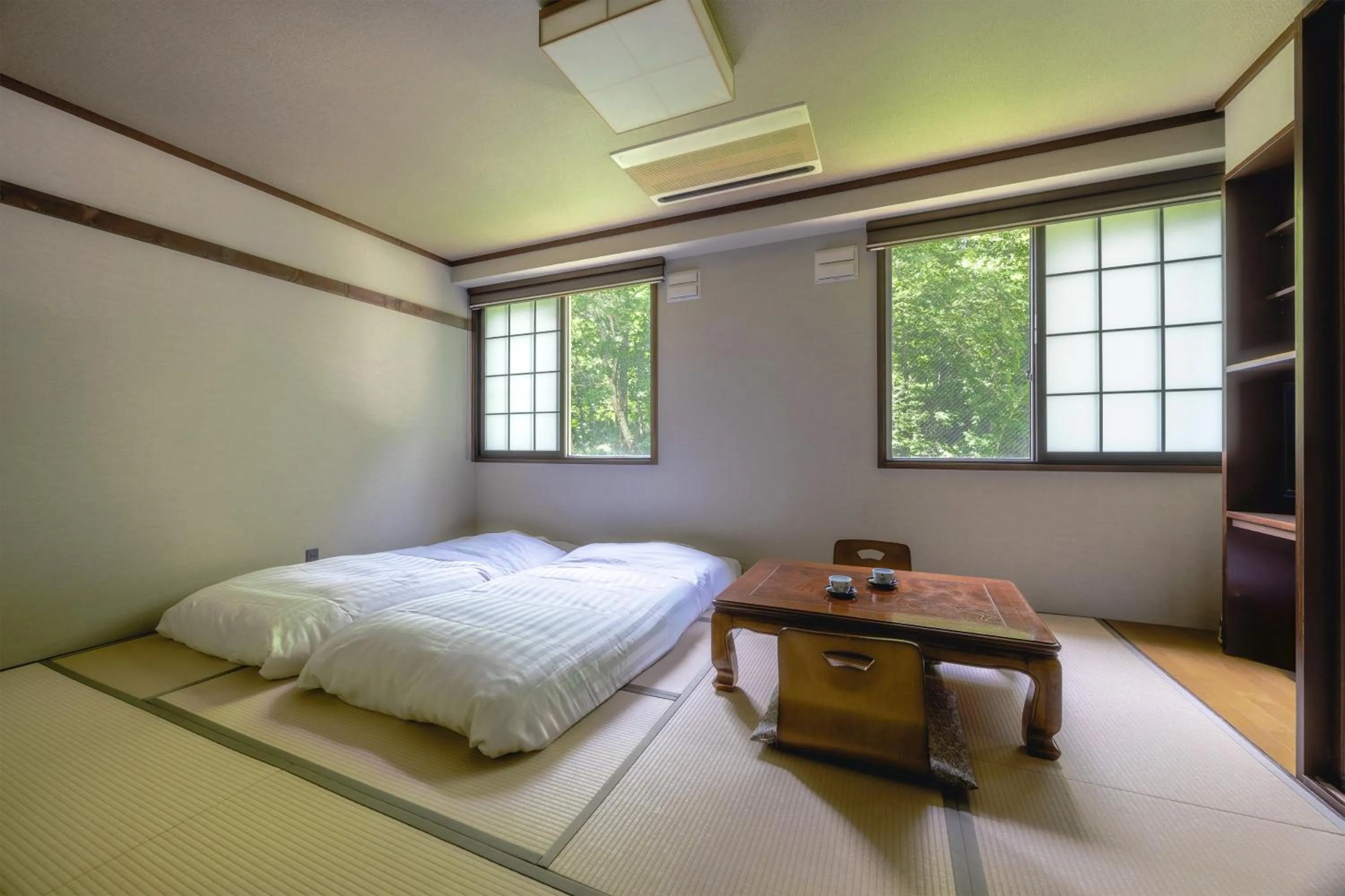Photo of the whole room, Bed in Shikishimaso