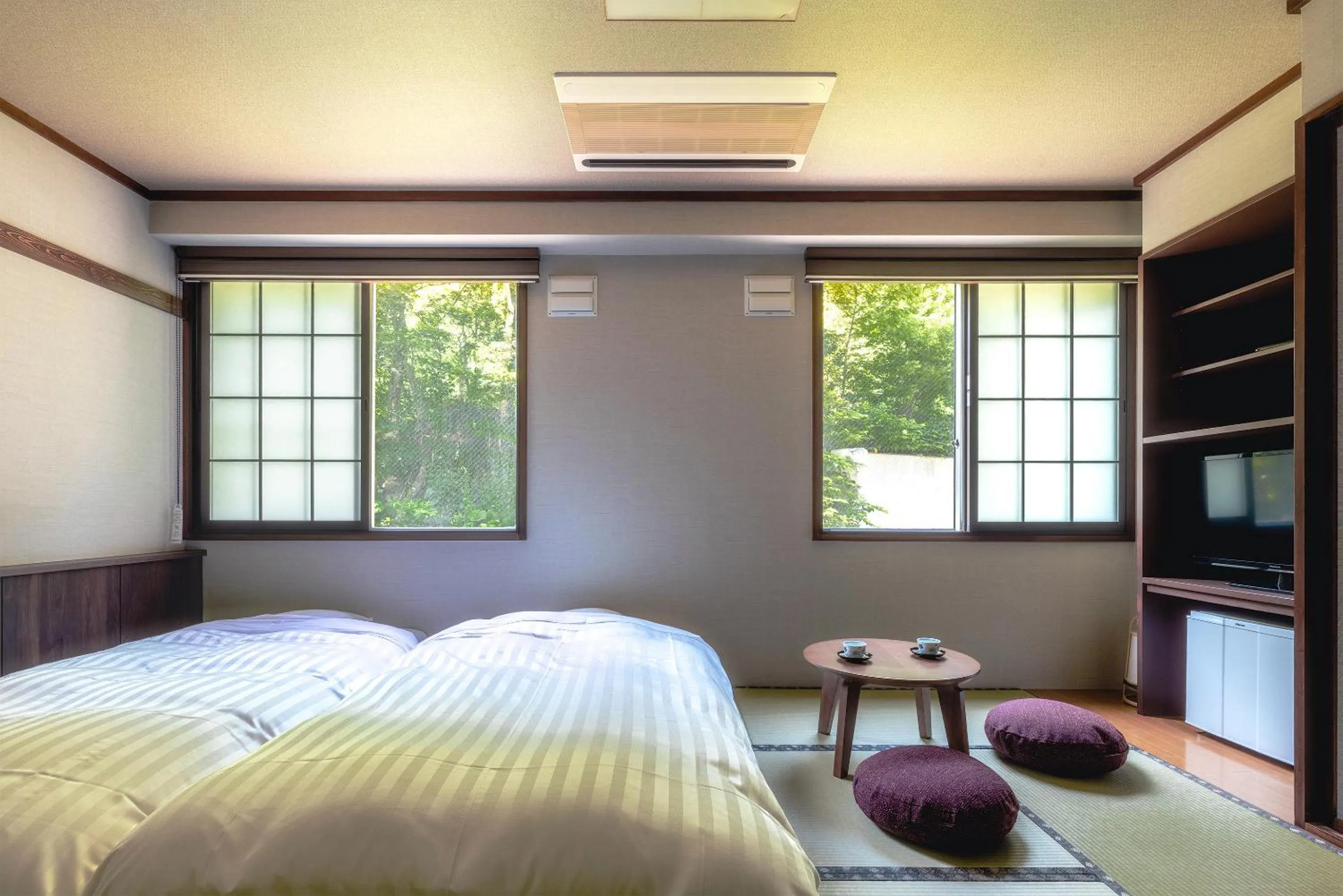 Photo of the whole room, Bed in Shikishimaso