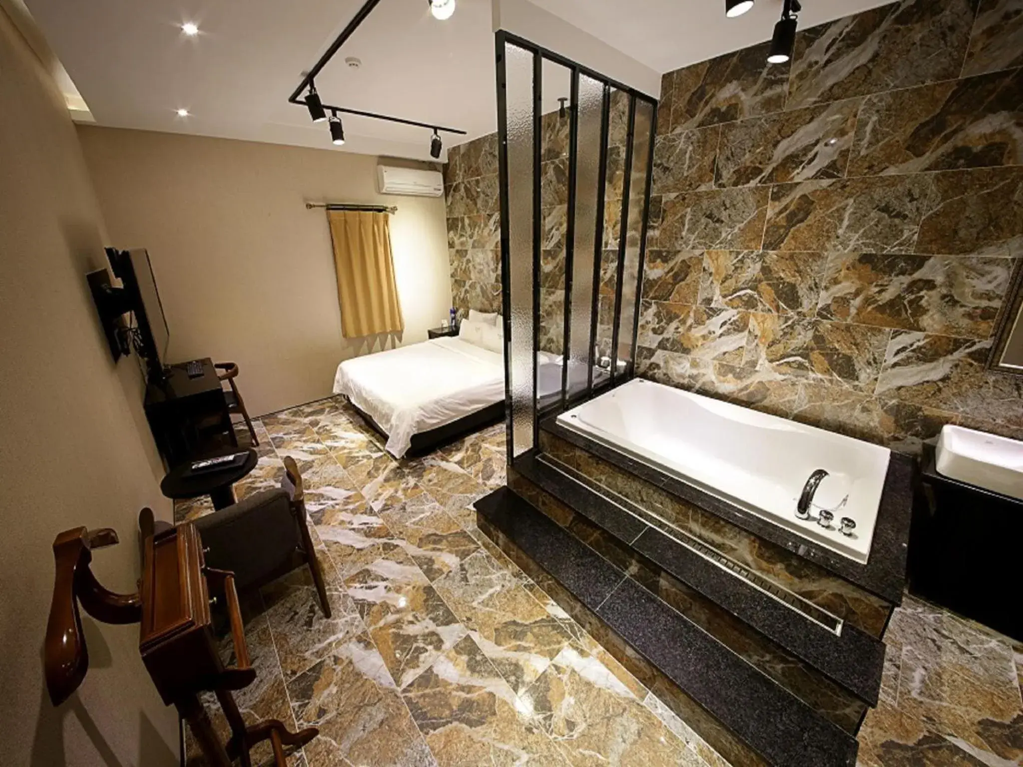 Photo of the whole room, Bed in Almond Hotel Busan Station Photo of the whole room, Bed in Almond Hotel Busan Station