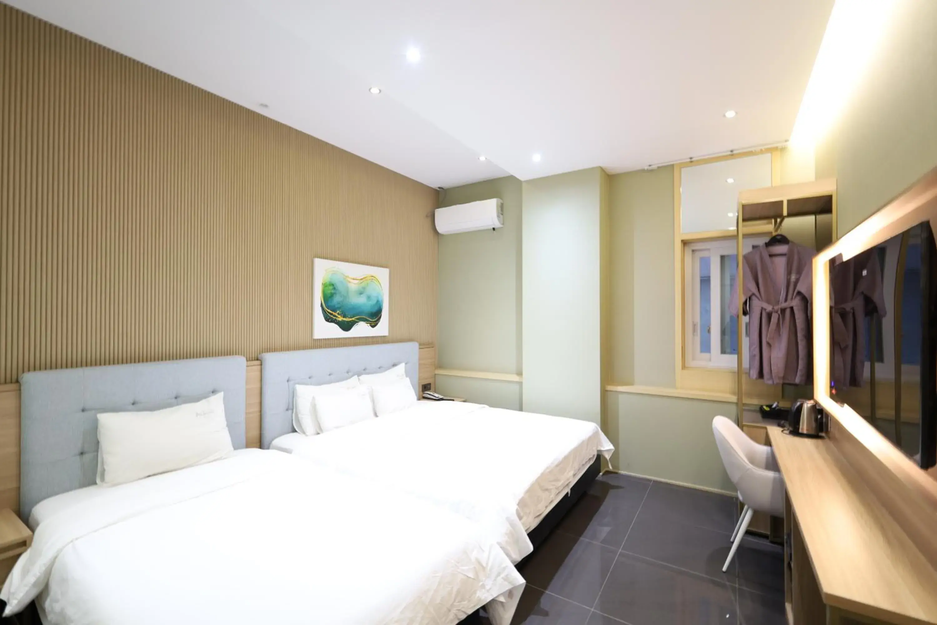 Photo of the whole room, Bed in Almond Hotel Busan Station Photo of the whole room, Bed in Almond Hotel Busan Station