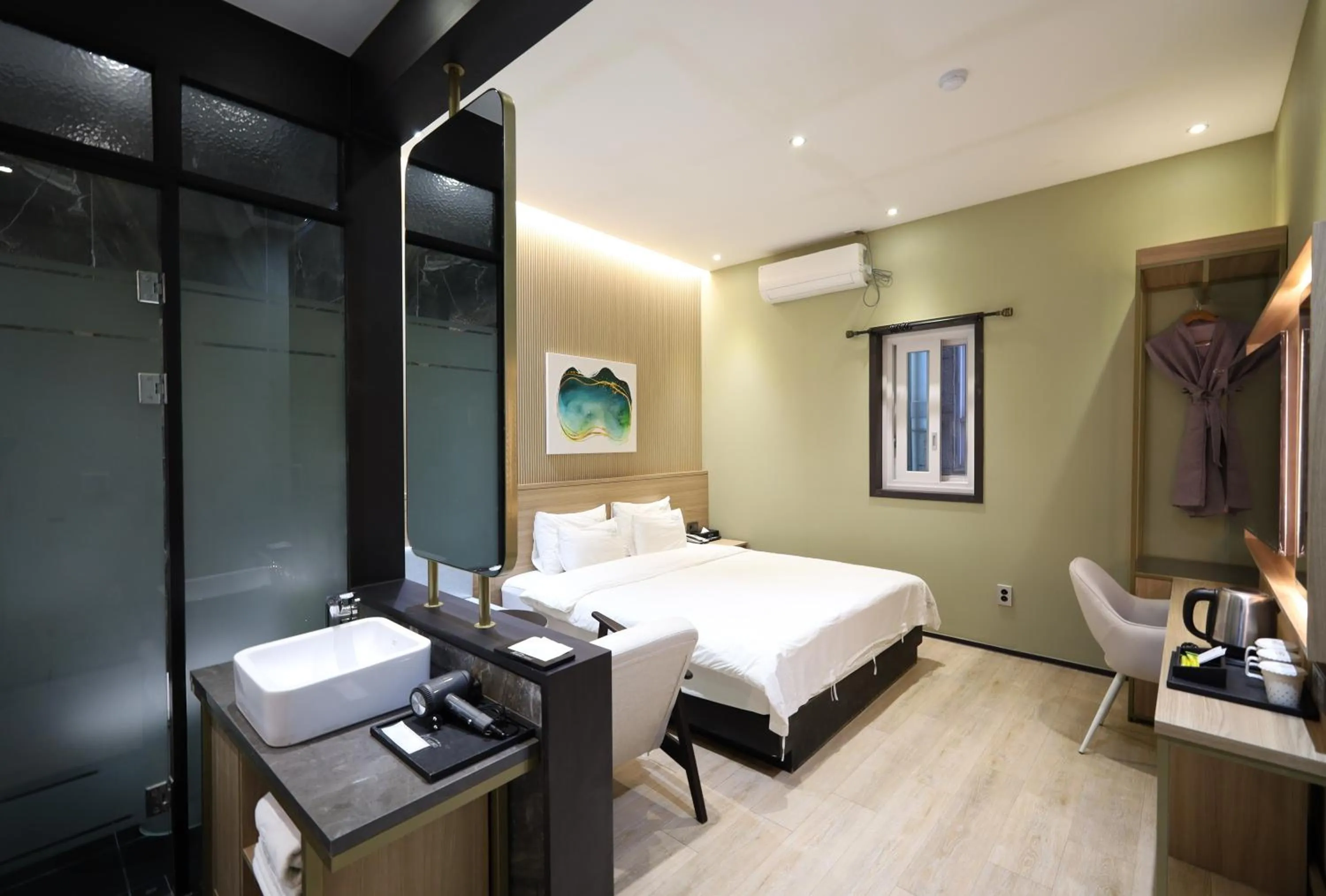 Photo of the whole room, Bed in Almond Hotel Busan Station