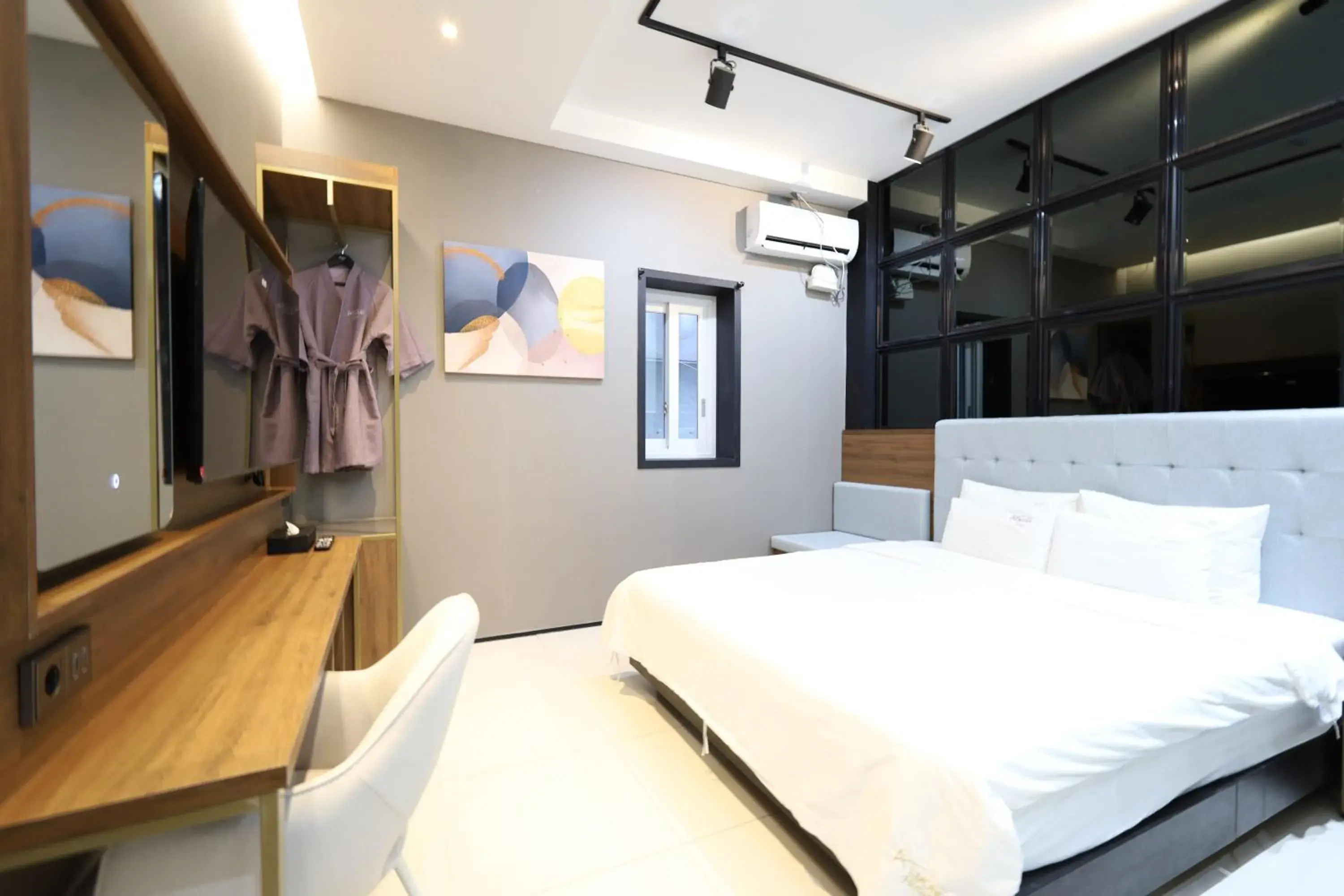 Photo of the whole room, Bed in Almond Hotel Busan Station Photo of the whole room, Bed in Almond Hotel Busan Station