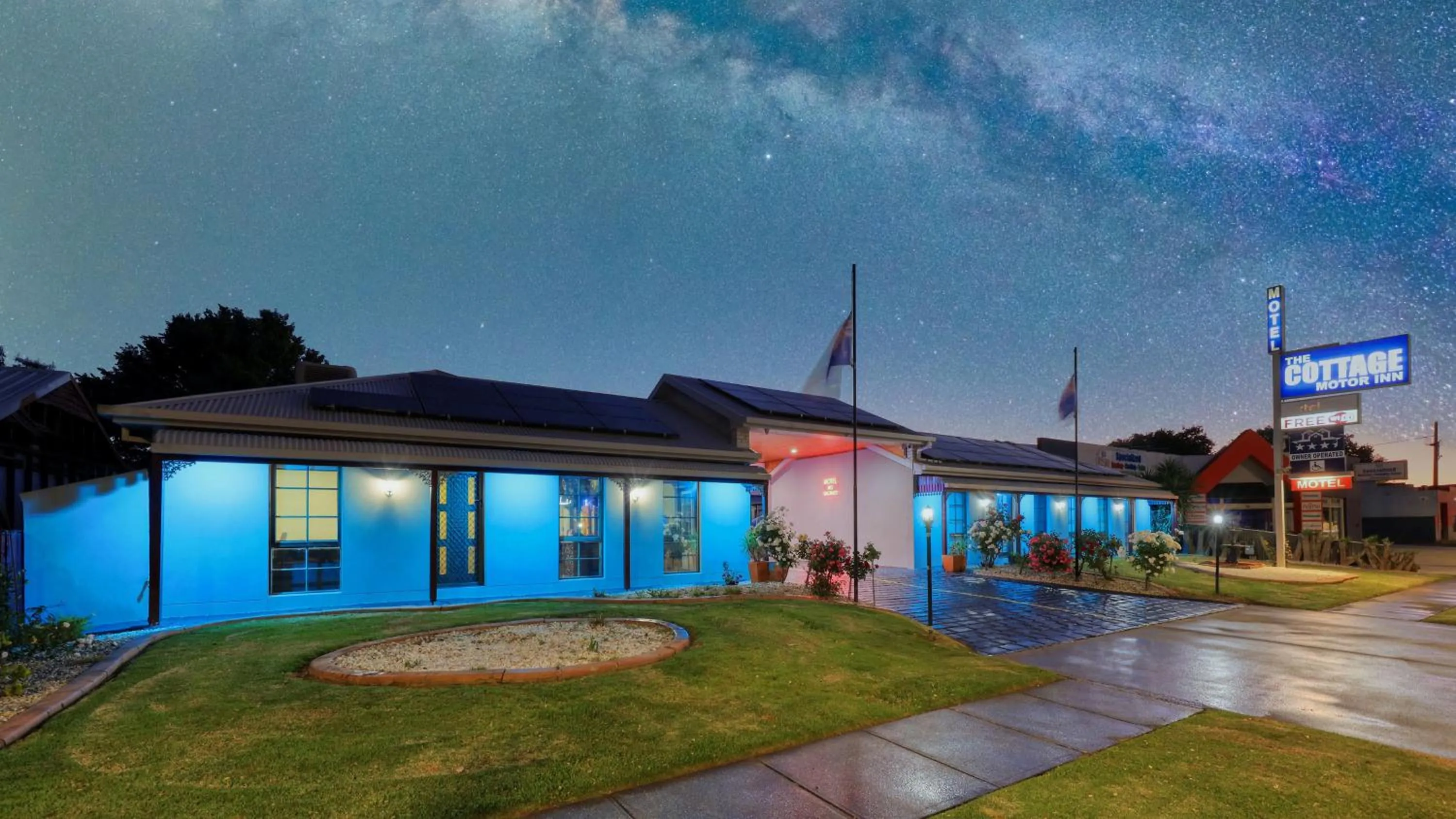Facade/entrance in The Cottage Motor Inn Albury CBD