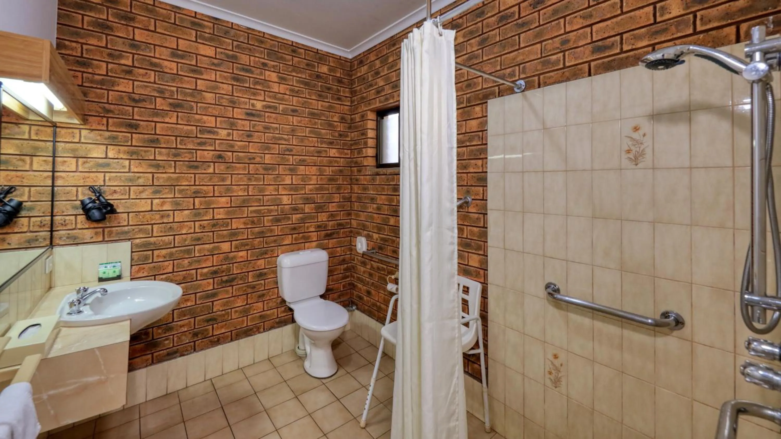 Toilet in The Cottage Motor Inn Albury CBD
