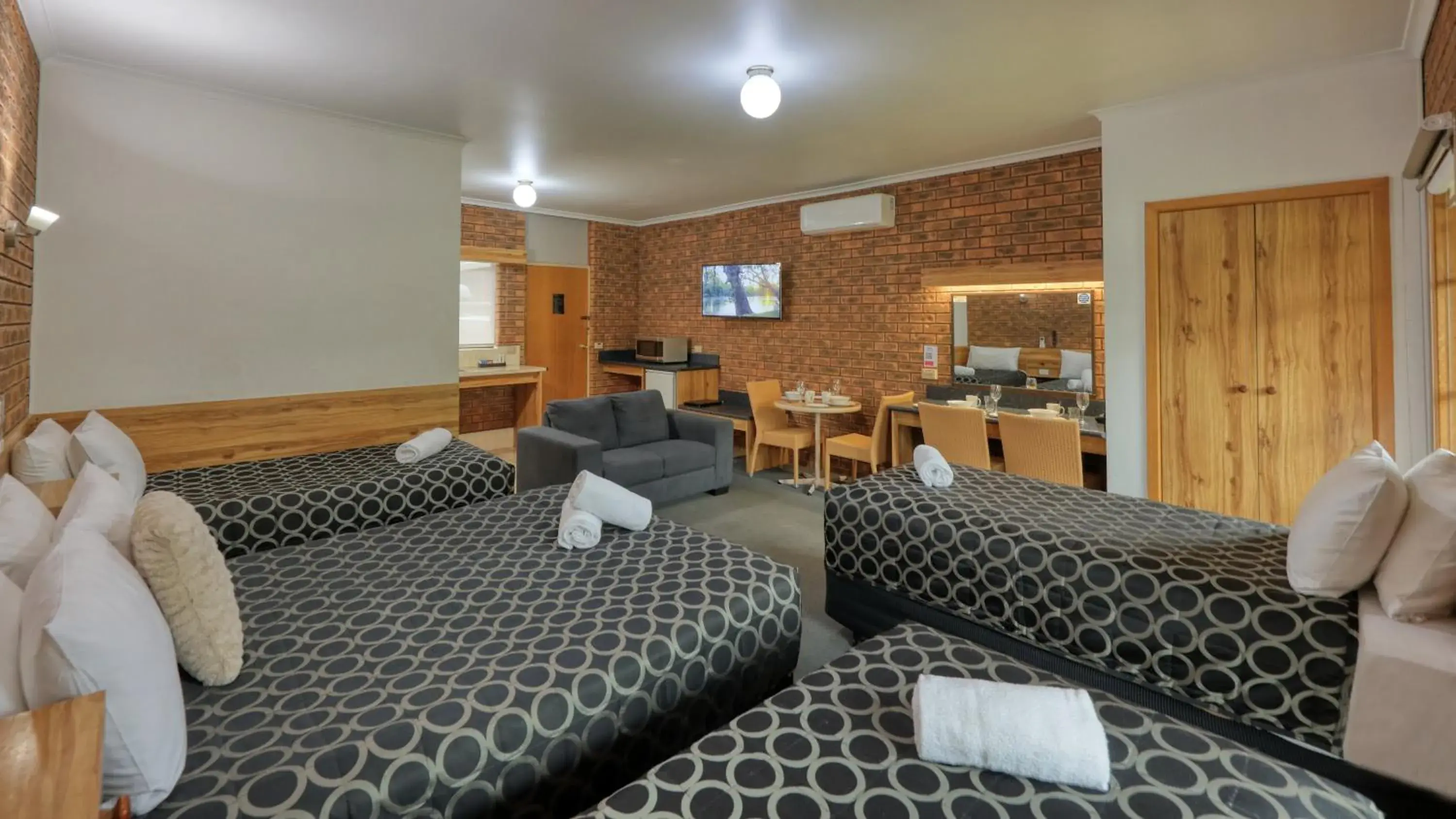 Superior Family Room in The Cottage Motor Inn Albury CBD Superior Family Room in The Cottage Motor Inn Albury CBD