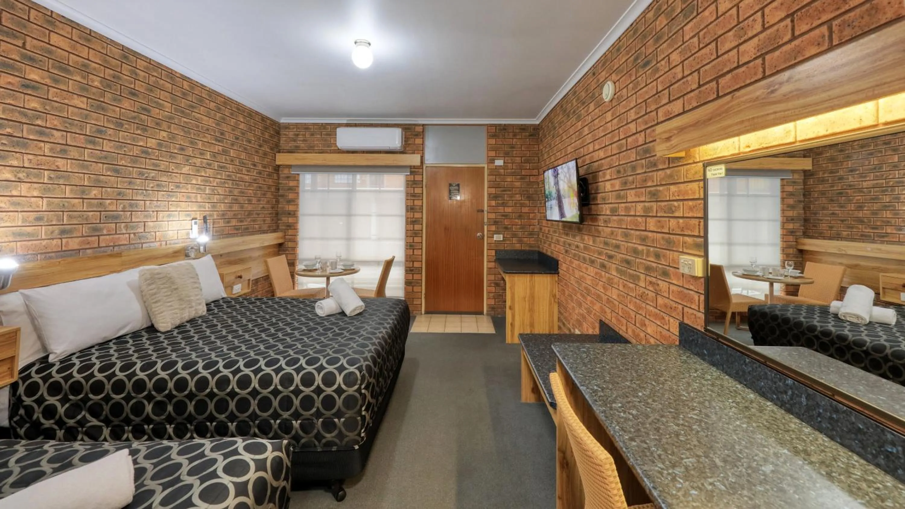 Bed in The Cottage Motor Inn Albury CBD