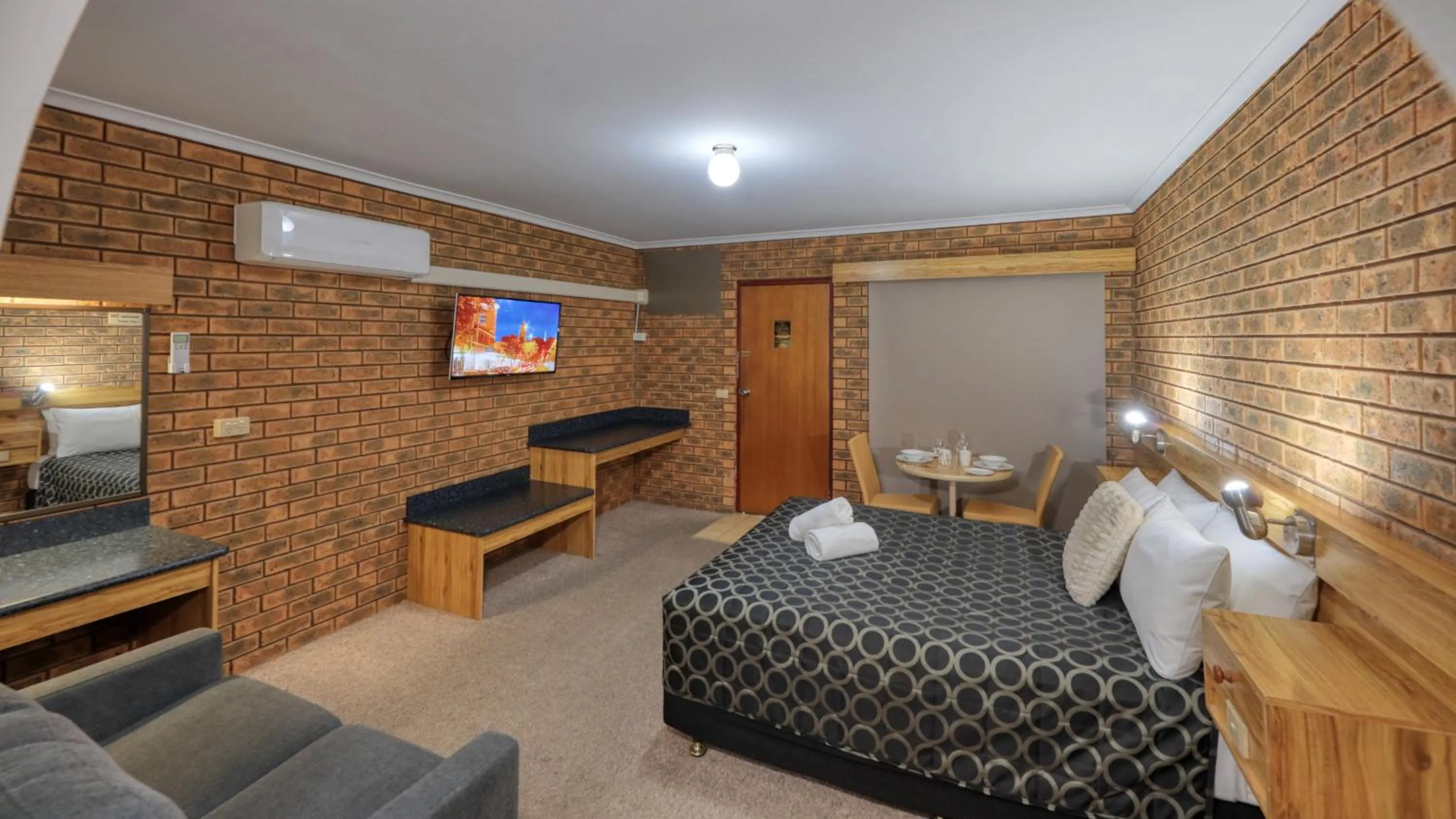 Photo of the whole room, Bed in The Cottage Motor Inn Albury CBD
