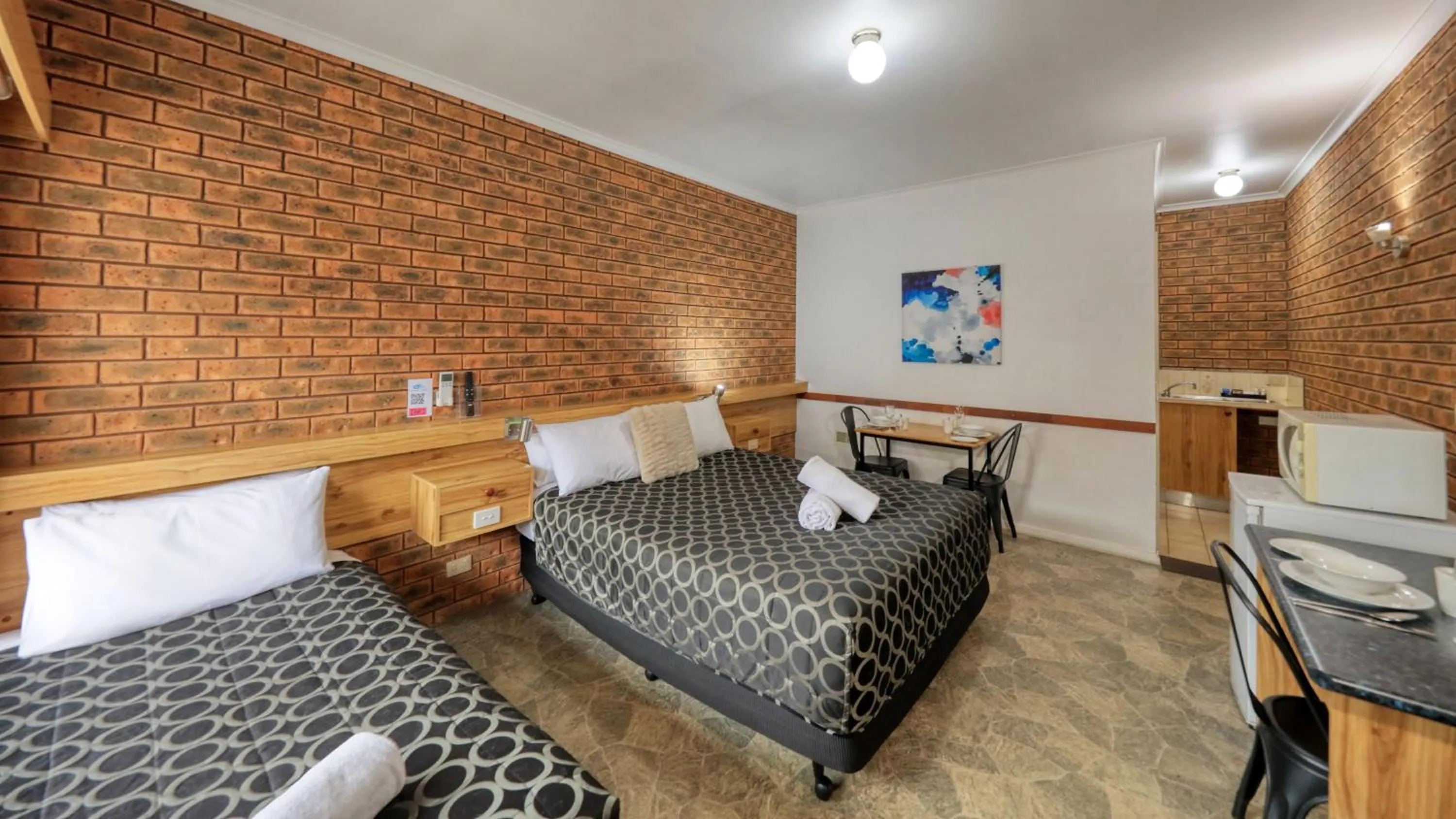 Kitchen or kitchenette, Bed in The Cottage Motor Inn Albury CBD