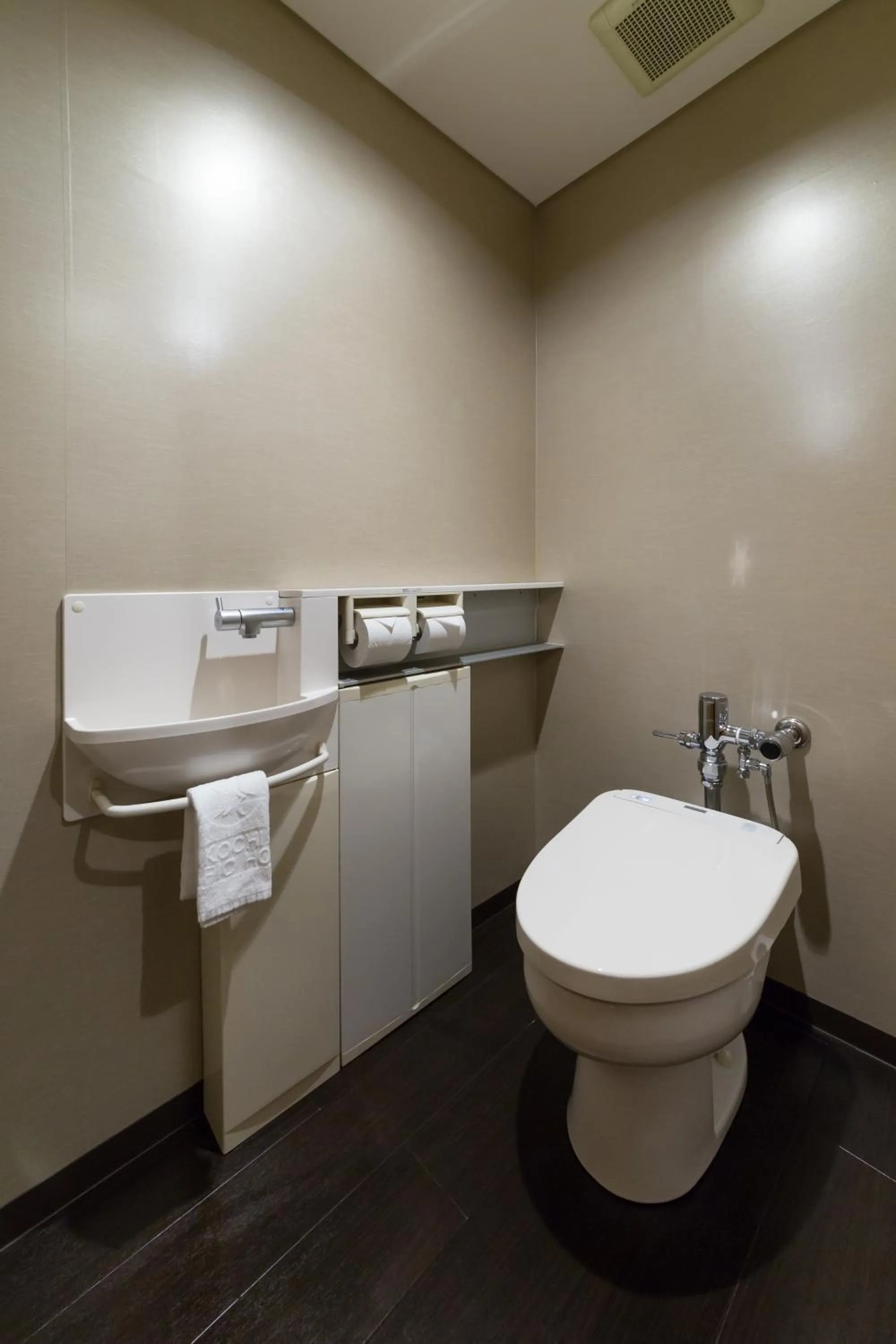 Toilet in Kochi Pacific Hotel